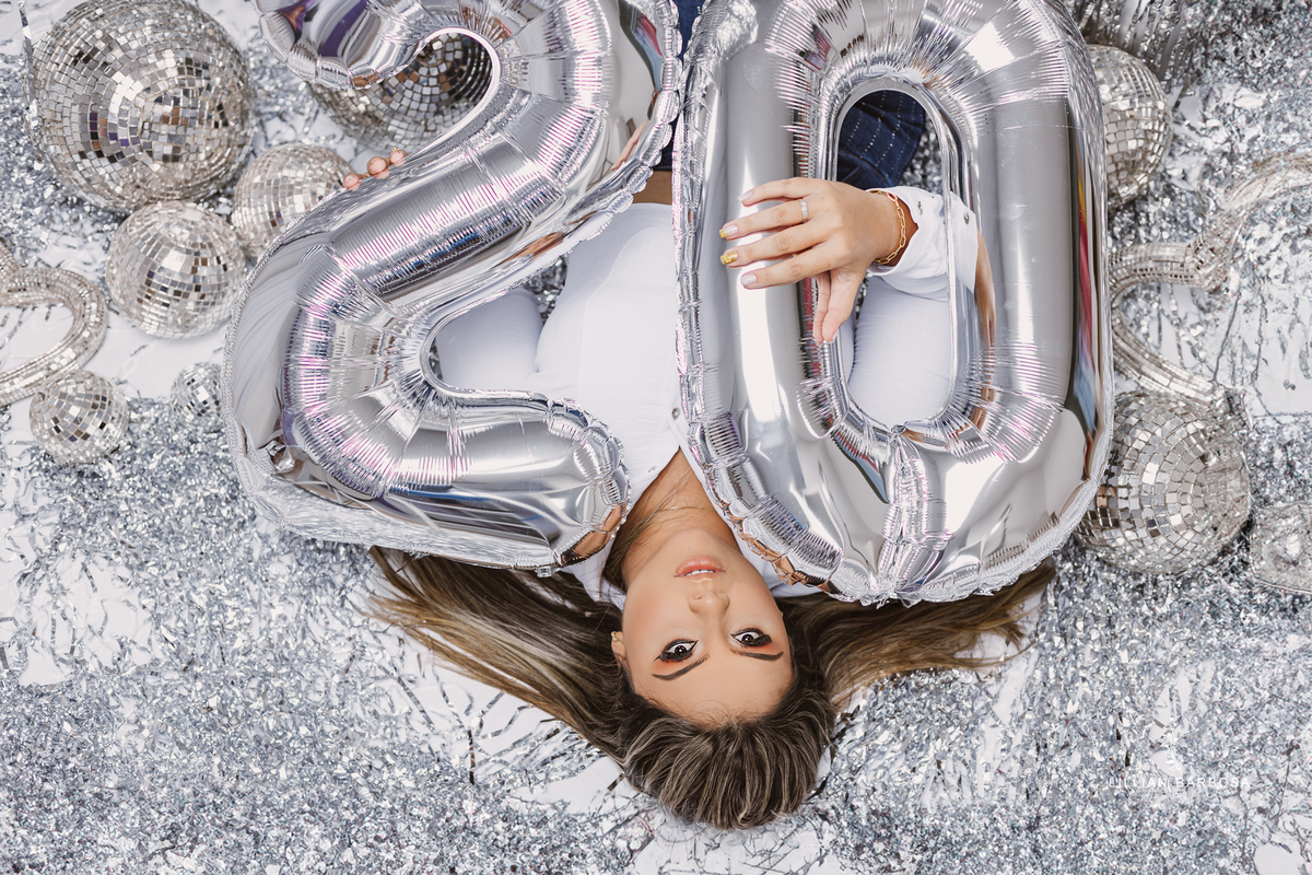 ensaio-pessoal-ensaio-de-aniversario-calça-Brilho-vestido-veermelho-baloes-cortina-prata-estudio-lillian-barbosa-fotografa-de-lauro-muller-santa-catarina