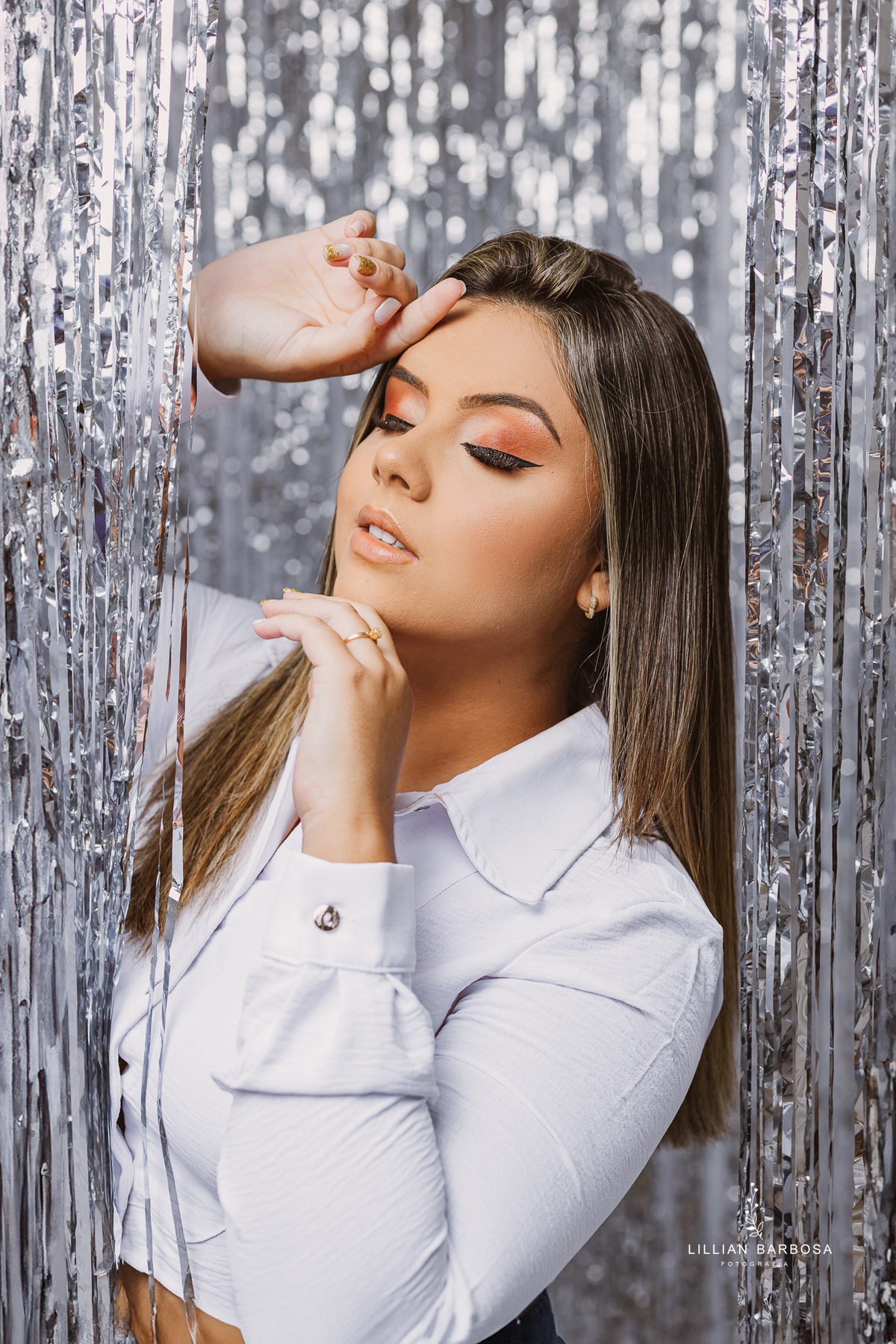 ensaio-pessoal-ensaio-de-aniversario-calça-Brilho-vestido-veermelho-baloes-cortina-prata-estudio-lillian-barbosa-fotografa-de-lauro-muller-santa-catarina