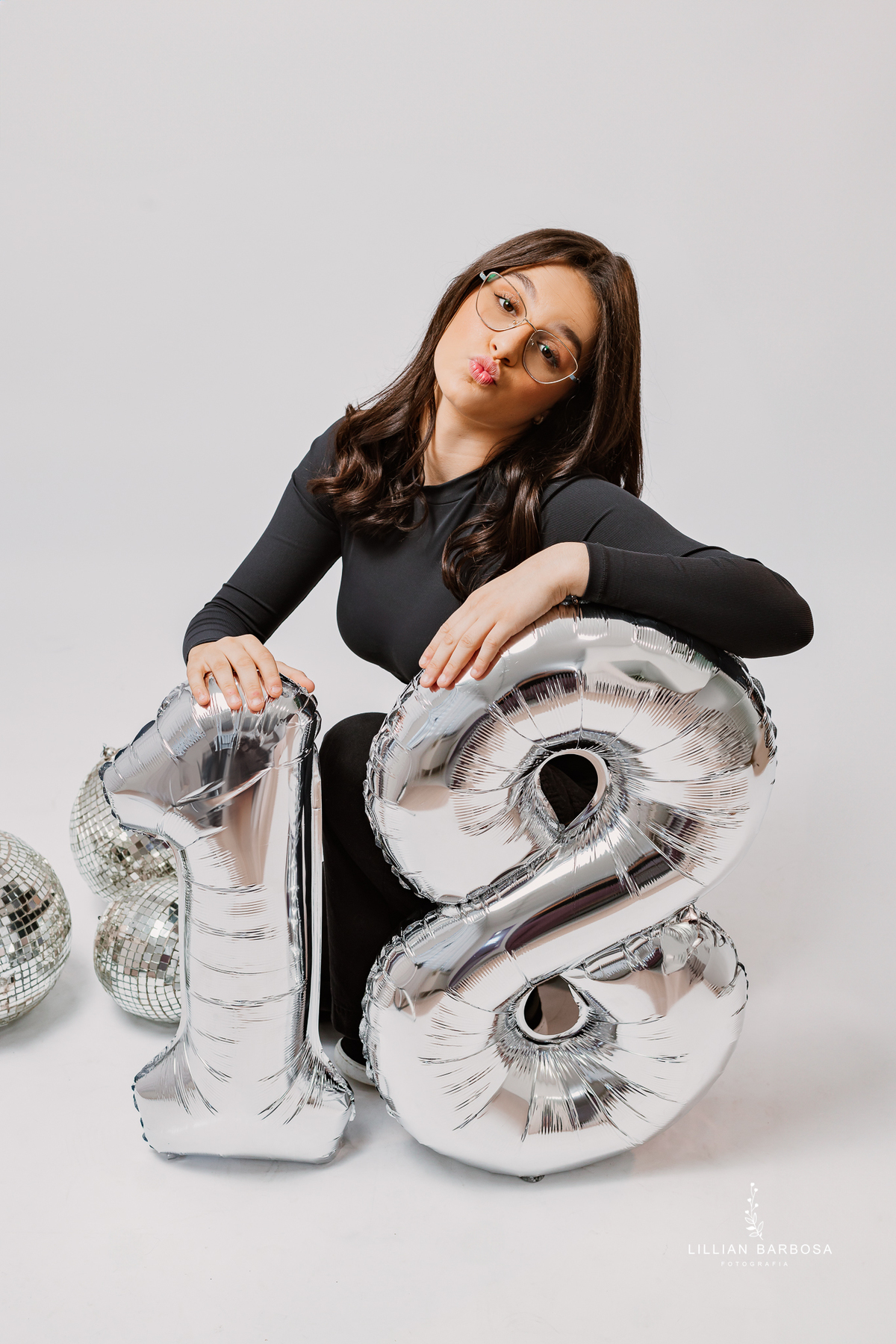 ensaio-pessoal-ensaio-de-aniversario-vestido-Brilho-baloes-cortina-prata-estudio-lillian-barbosa-fotografa-de-lauro-muller-santa-catarina