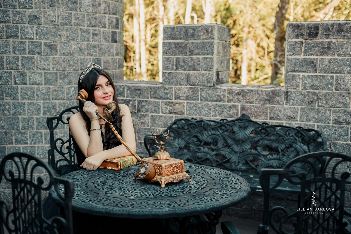 fiffteen-larissa-ensaio-de-quinze-anos--ensaio-no-castelo-britanico-fifteens-da-lillian-barbosa-fotogrtafa-de-cocal-do-sul-fotografa-de-lauro muller-fotografa-delauroi-muller-a-melhor-da-regiao (1)