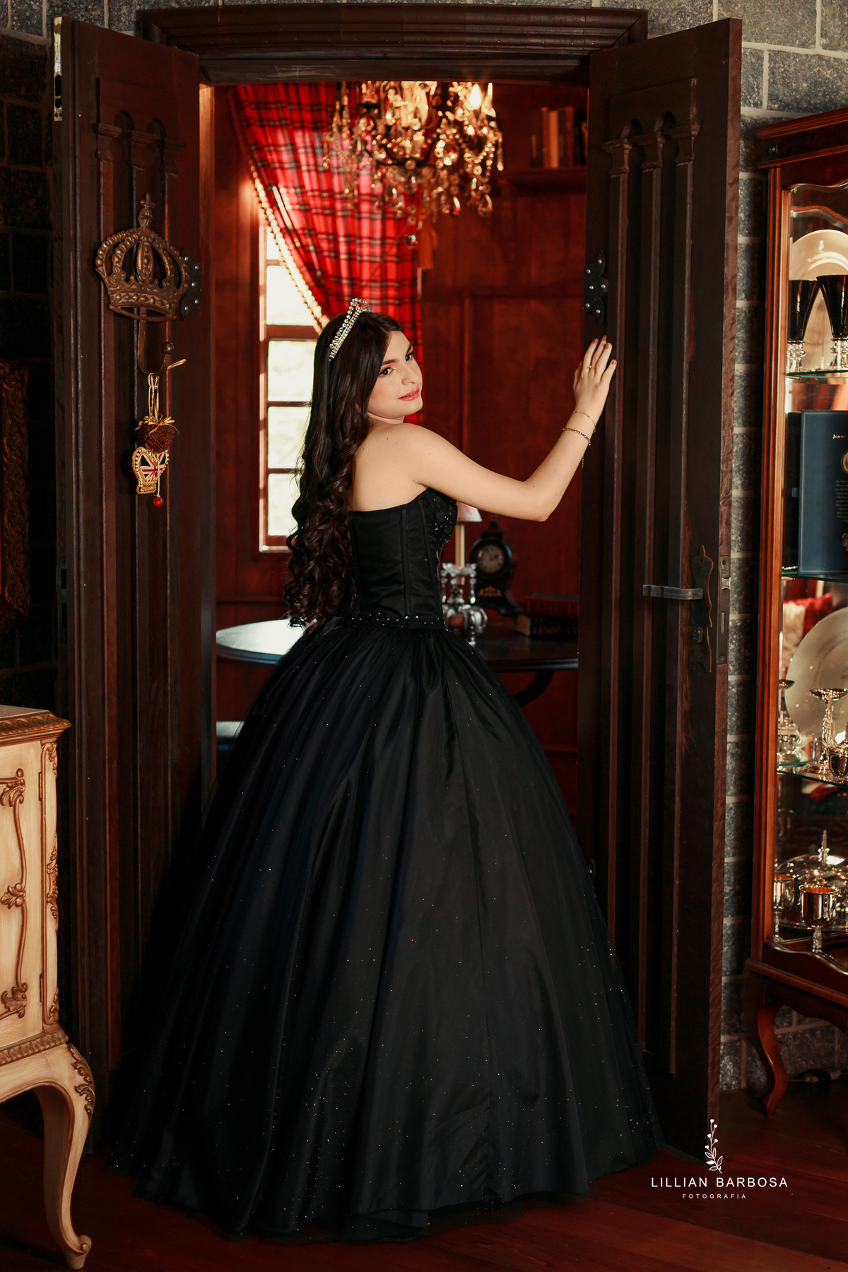 fiffteen-larissa-ensaio-de-quinze-anos--ensaio-no-castelo-britanico-fifteens-da-lillian-barbosa-fotogrtafa-de-cocal-do-sul-fotografa-de-lauro muller-fotografa-delauroi-muller-a-melhor-da-regiao (1)