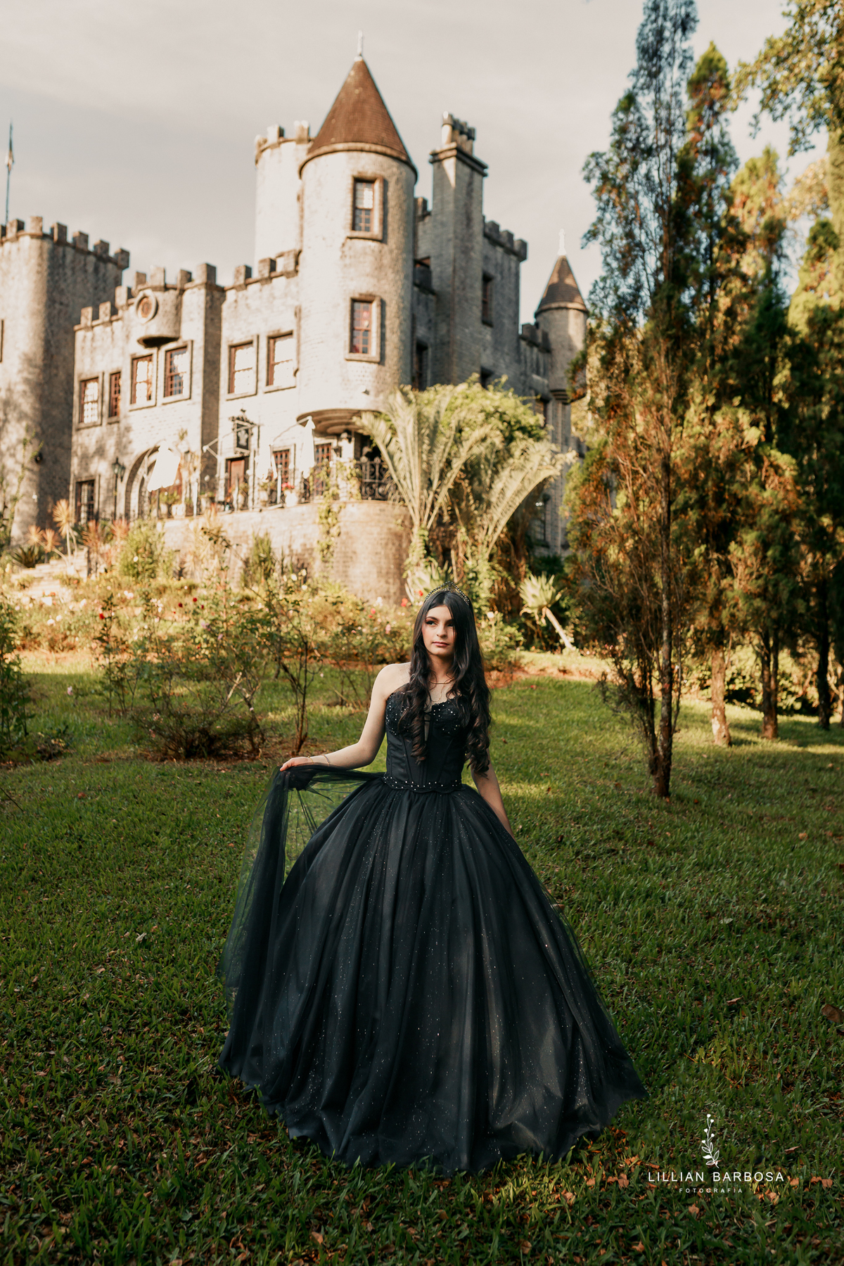 fiffteen-larissa-ensaio-de-quinze-anos--ensaio-no-castelo-britanico-fifteens-da-lillian-barbosa-fotogrtafa-de-cocal-do-sul-fotografa-de-lauro muller-fotografa-delauroi-muller-a-melhor-da-regiao (1)