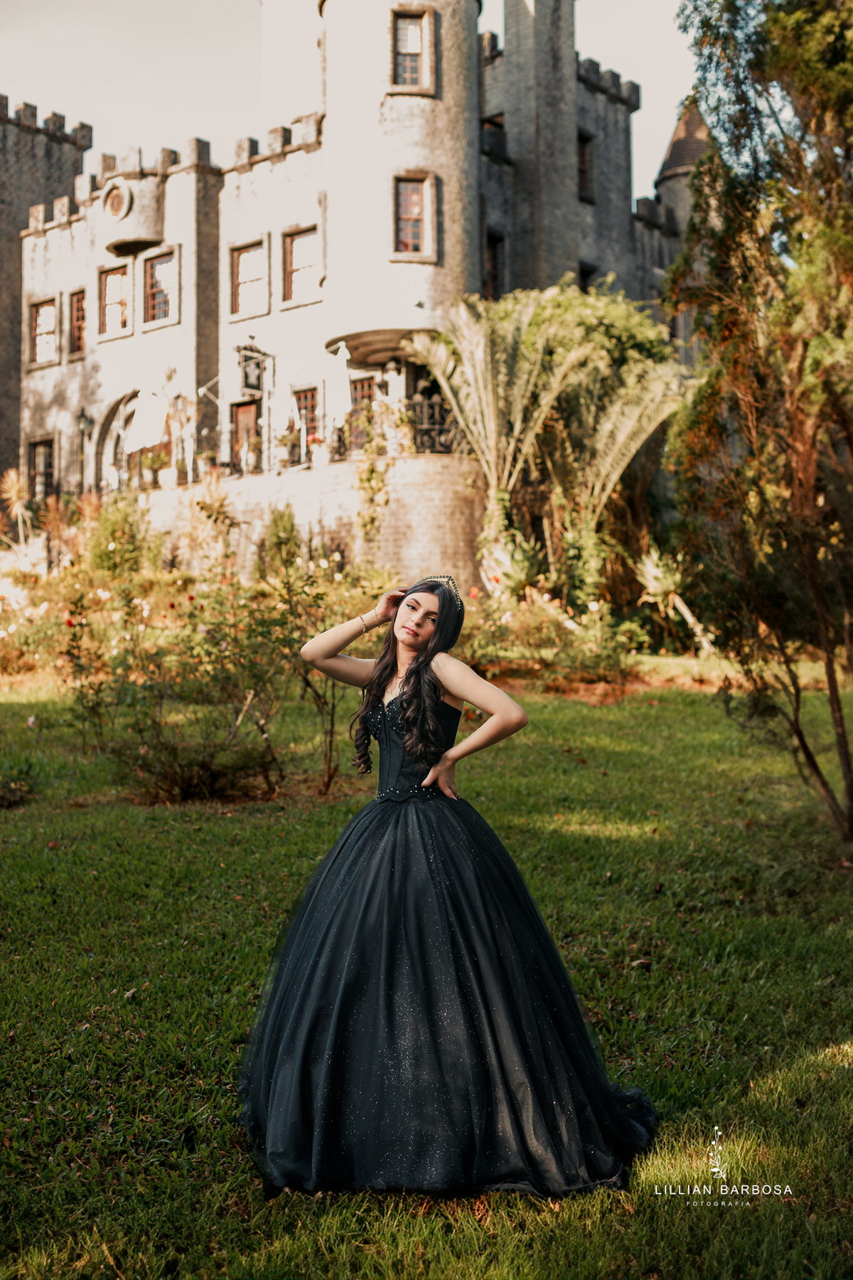 fiffteen-larissa-ensaio-de-quinze-anos--ensaio-no-castelo-britanico-fifteens-da-lillian-barbosa-fotogrtafa-de-cocal-do-sul-fotografa-de-lauro muller-fotografa-delauroi-muller-a-melhor-da-regiao (1)