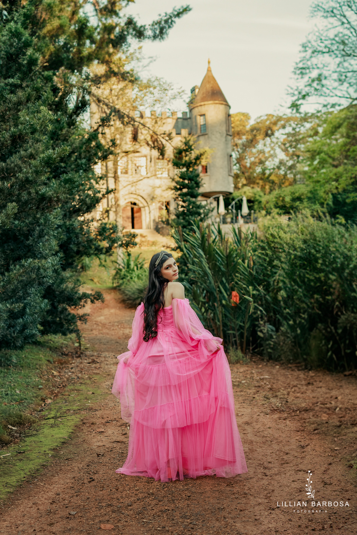 fiffteen-larissa-ensaio-de-quinze-anos--ensaio-no-castelo-britanico-fifteens-da-lillian-barbosa-fotogrtafa-de-cocal-do-sul-fotografa-de-lauro muller-fotografa-delauroi-muller-a-melhor-da-regiao (1)