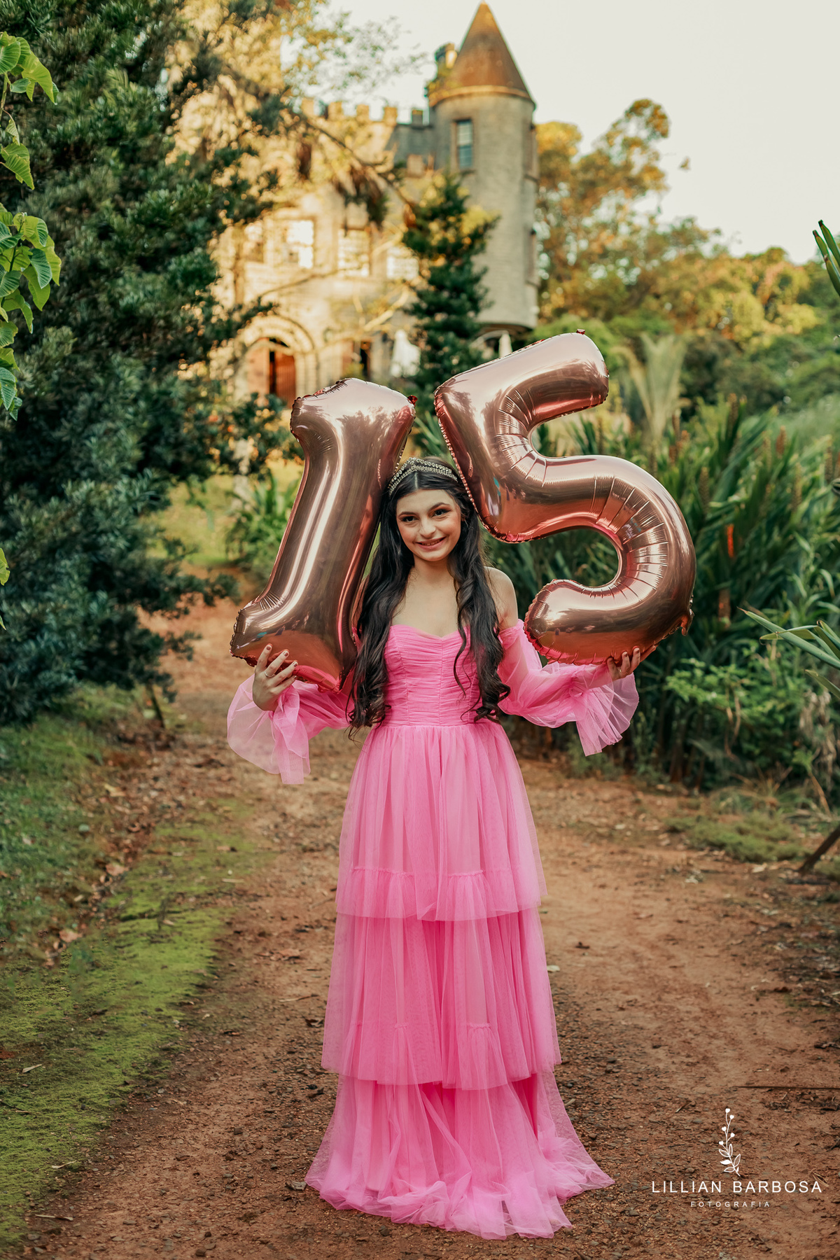 fiffteen-larissa-ensaio-de-quinze-anos--ensaio-no-castelo-britanico-fifteens-da-lillian-barbosa-fotogrtafa-de-cocal-do-sul-fotografa-de-lauro muller-fotografa-delauroi-muller-a-melhor-da-regiao (1)