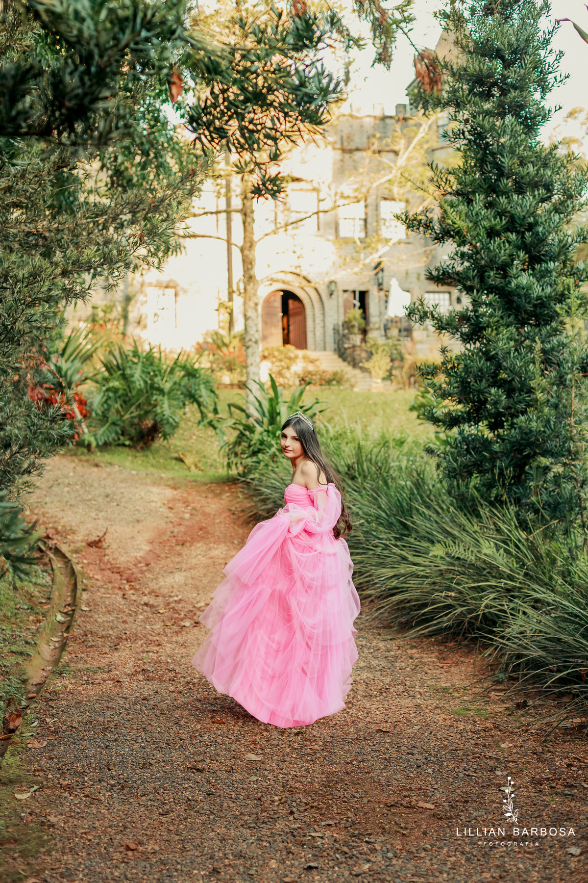 fiffteen-larissa-ensaio-de-quinze-anos--ensaio-no-castelo-britanico-fifteens-da-lillian-barbosa-fotogrtafa-de-cocal-do-sul-fotografa-de-lauro muller-fotografa-delauroi-muller-a-melhor-da-regiao (1)