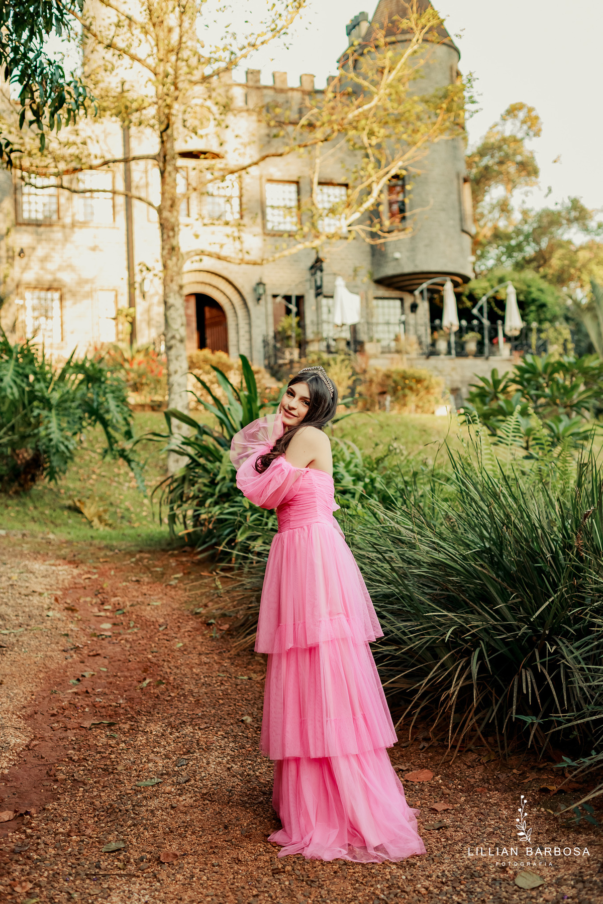 fiffteen-larissa-ensaio-de-quinze-anos--ensaio-no-castelo-britanico-fifteens-da-lillian-barbosa-fotogrtafa-de-cocal-do-sul-fotografa-de-lauro muller-fotografa-delauroi-muller-a-melhor-da-regiao (1)