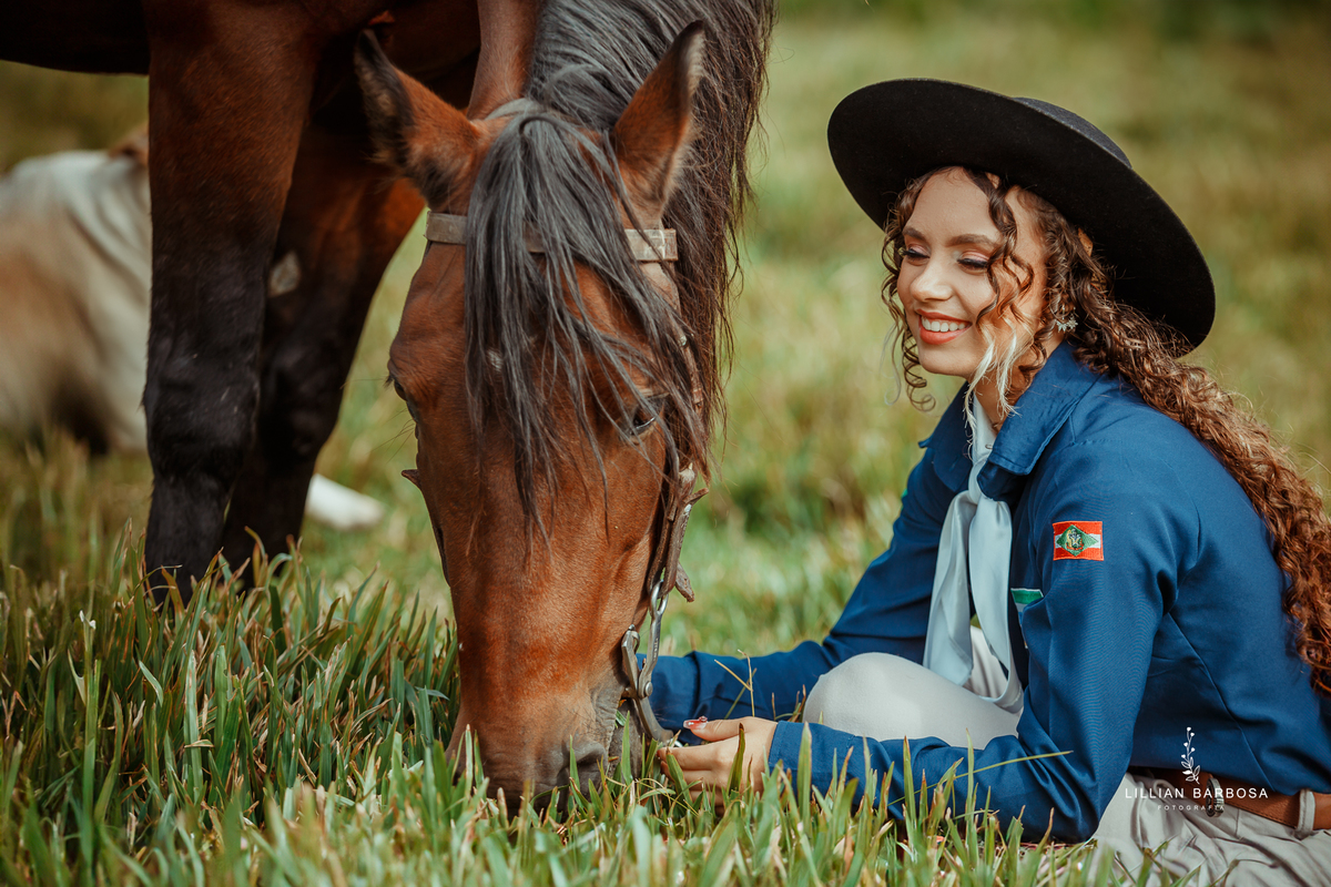 ensaio-de-quinze-anos-cavalo-sitio-jarim-secreto-ville-de-france-de-urubici-vestido-delicado-vestido-barbie-fotografa-de-urubici-santa-catarina-fotografa-da-serra-gaucha-fotografa-de-lauro muller-