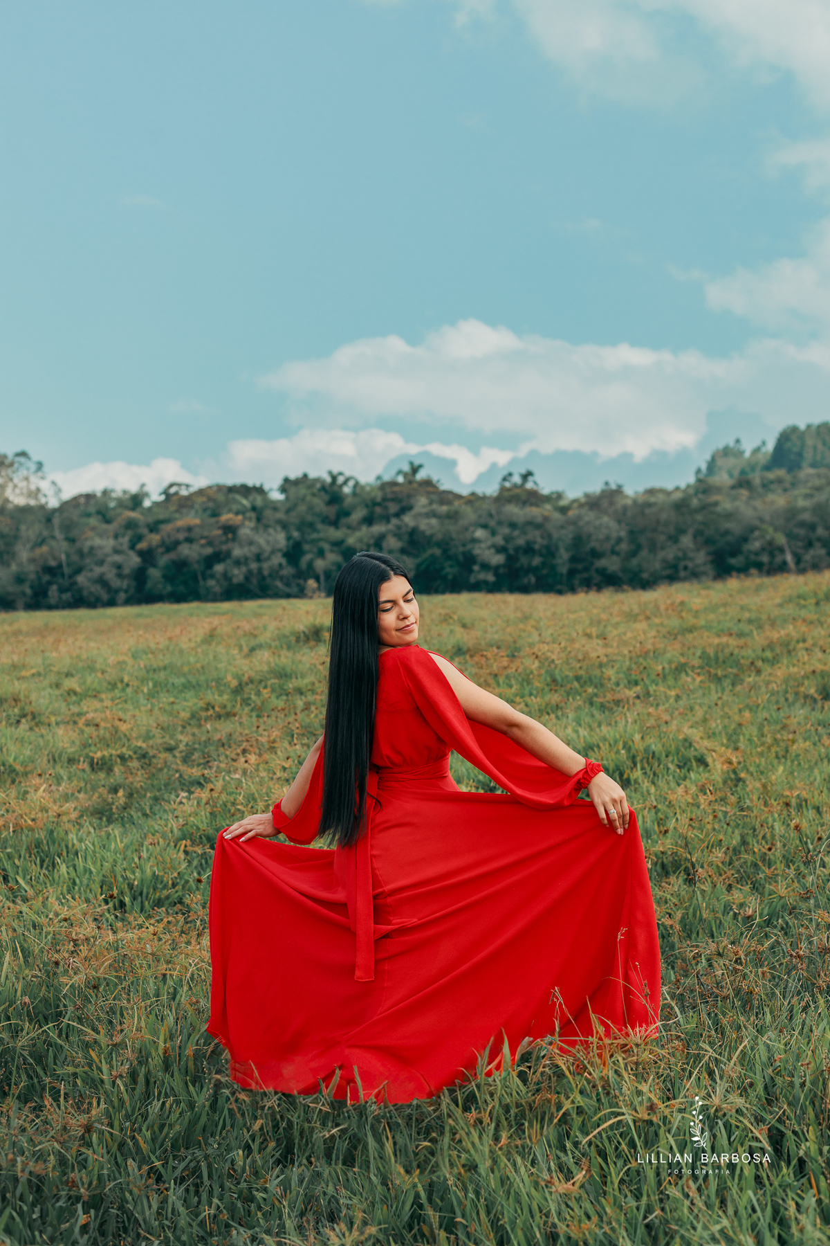 ensaio-de-dezoito-anos-na-estrada-com-baloes-croped-bermuda-jeans-vestido-vermelho-no-sitio-vestido-de-brilho-no-mirante-de-lauro-muller-fotografa-de-lauro-muller-fotografa-destaque-do-ano-de-2023- 