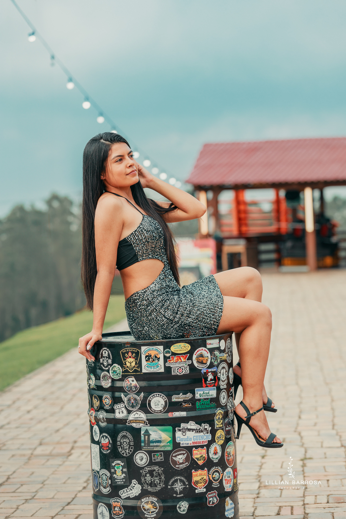 ensaio-de-dezoito-anos-na-estrada-com-baloes-croped-bermuda-jeans-vestido-vermelho-no-sitio-vestido-de-brilho-no-mirante-de-lauro-muller-fotografa-de-lauro-muller-fotografa-destaque-do-ano-de-2023- 