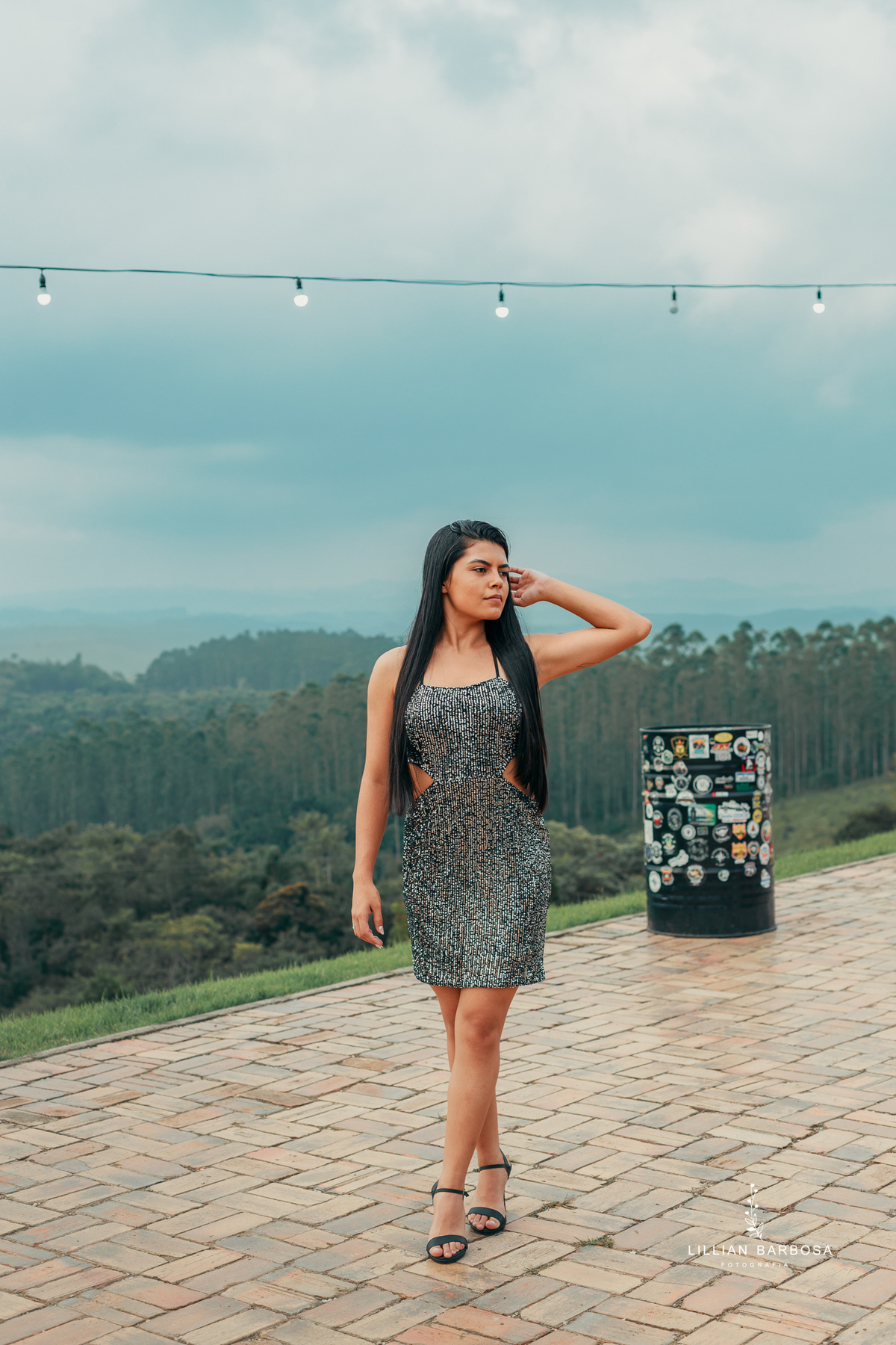 ensaio-de-dezoito-anos-na-estrada-com-baloes-croped-bermuda-jeans-vestido-vermelho-no-sitio-vestido-de-brilho-no-mirante-de-lauro-muller-fotografa-de-lauro-muller-fotografa-destaque-do-ano-de-2023- 