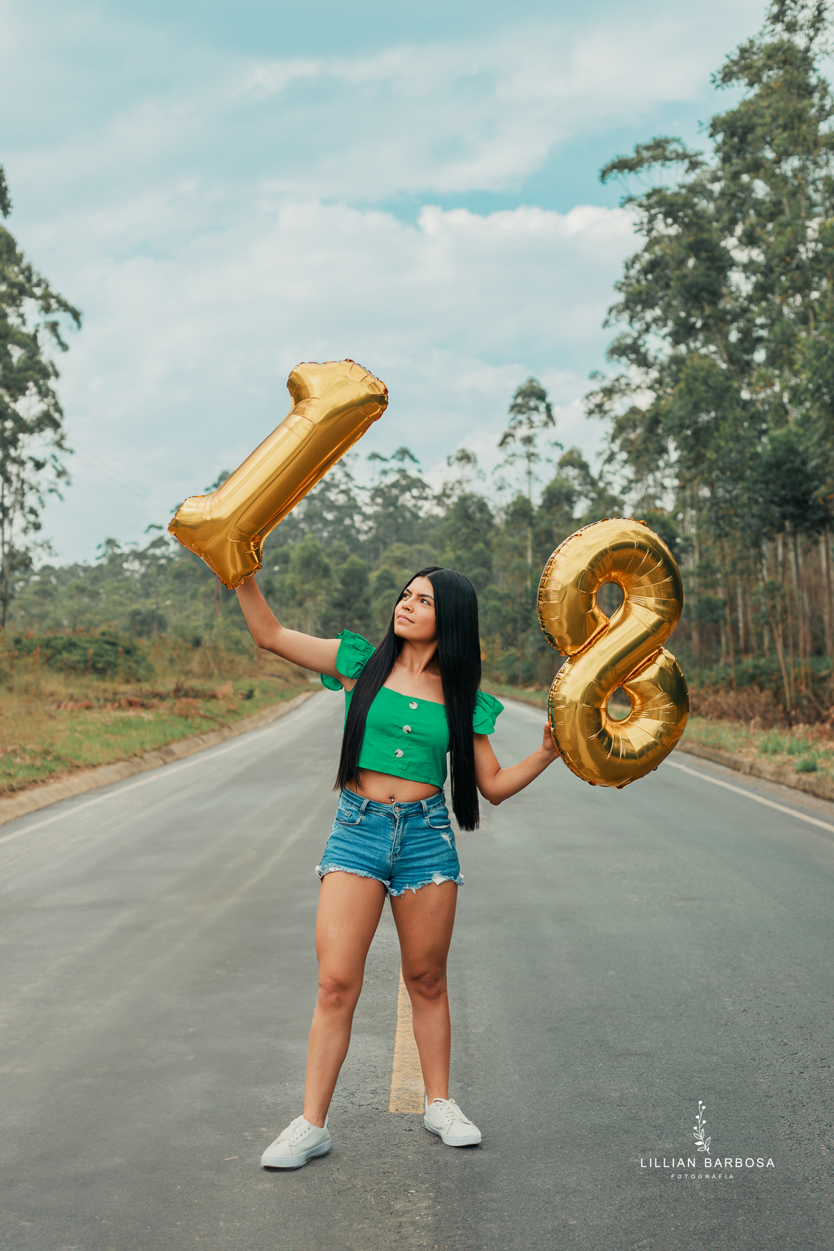 ensaio-de-dezoito-anos-na-estrada-com-baloes-croped-bermuda-jeans-vestido-vermelho-no-sitio-vestido-de-brilho-no-mirante-de-lauro-muller-fotografa-de-lauro-muller-fotografa-destaque-do-ano-de-2023- 