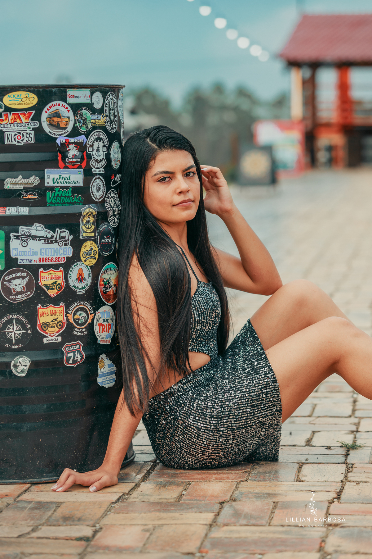 ensaio-de-dezoito-anos-na-estrada-com-baloes-croped-bermuda-jeans-vestido-vermelho-no-sitio-vestido-de-brilho-no-mirante-de-lauro-muller-fotografa-de-lauro-muller-fotografa-destaque-do-ano-de-2023- 