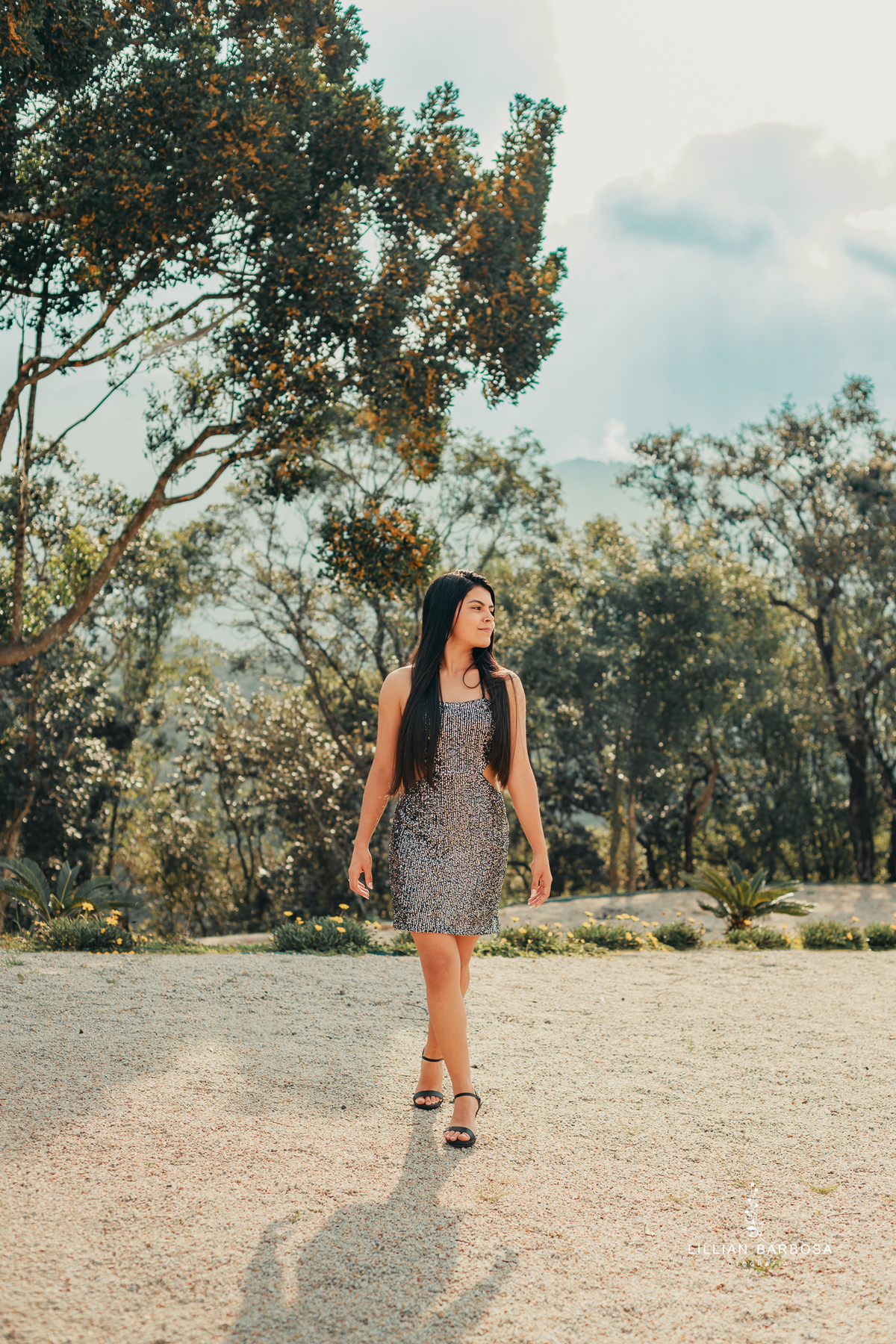ensaio-de-dezoito-anos-na-estrada-com-baloes-croped-bermuda-jeans-vestido-vermelho-no-sitio-vestido-de-brilho-no-mirante-de-lauro-muller-fotografa-de-lauro-muller-fotografa-destaque-do-ano-de-2023- 