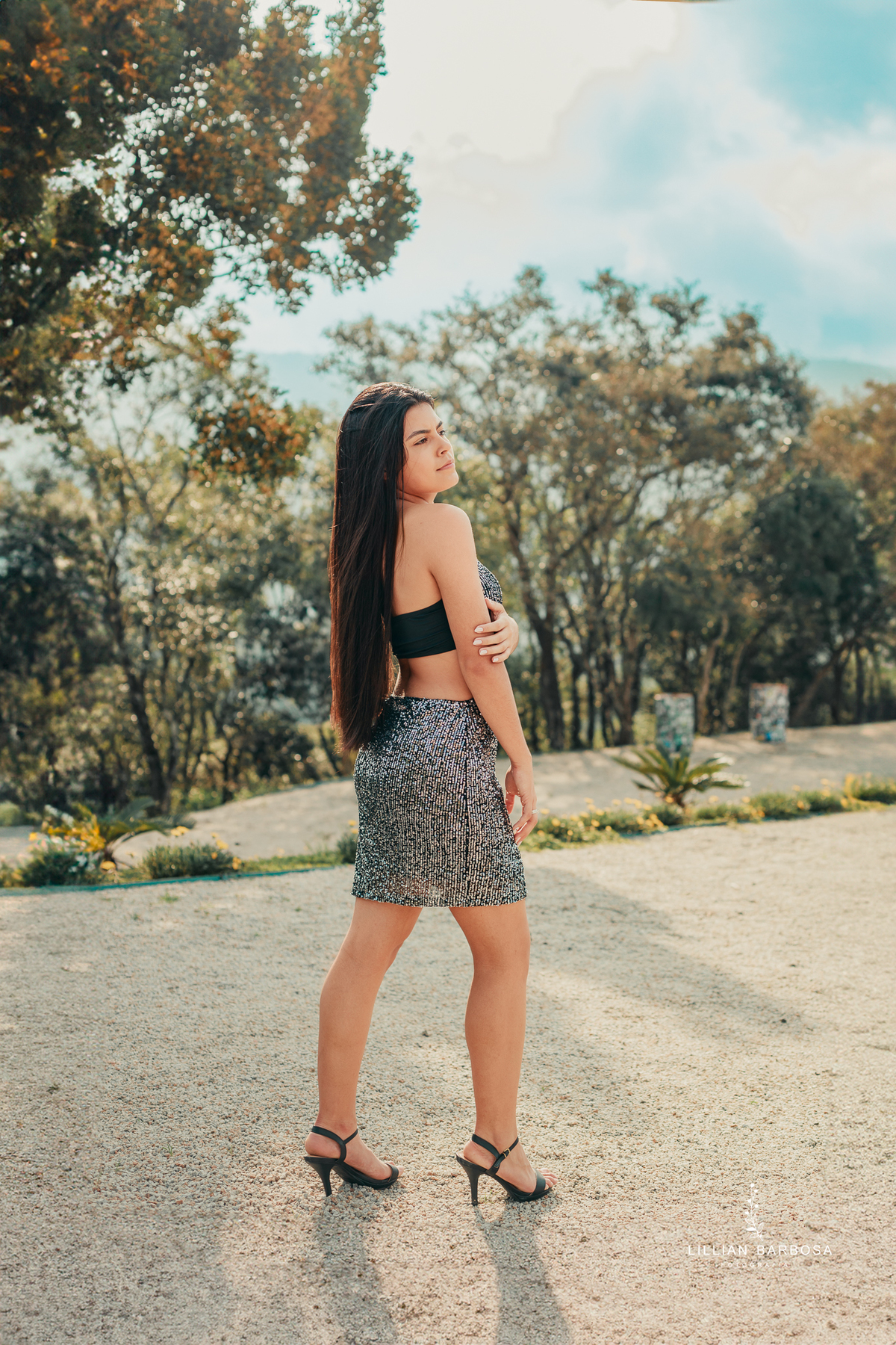 ensaio-de-dezoito-anos-na-estrada-com-baloes-croped-bermuda-jeans-vestido-vermelho-no-sitio-vestido-de-brilho-no-mirante-de-lauro-muller-fotografa-de-lauro-muller-fotografa-destaque-do-ano-de-2023- 