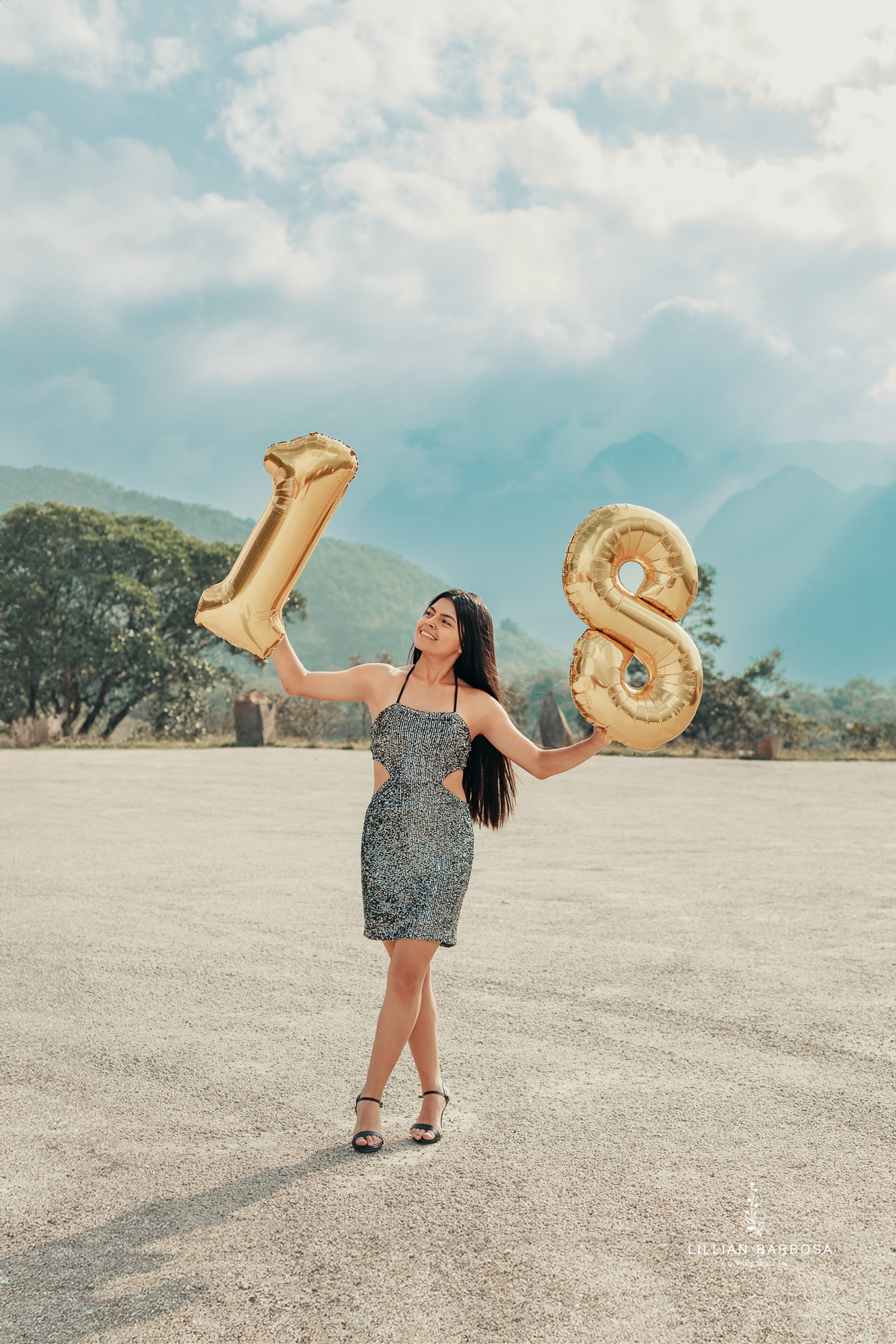 ensaio-de-dezoito-anos-na-estrada-com-baloes-croped-bermuda-jeans-vestido-vermelho-no-sitio-vestido-de-brilho-no-mirante-de-lauro-muller-fotografa-de-lauro-muller-fotografa-destaque-do-ano-de-2023- 