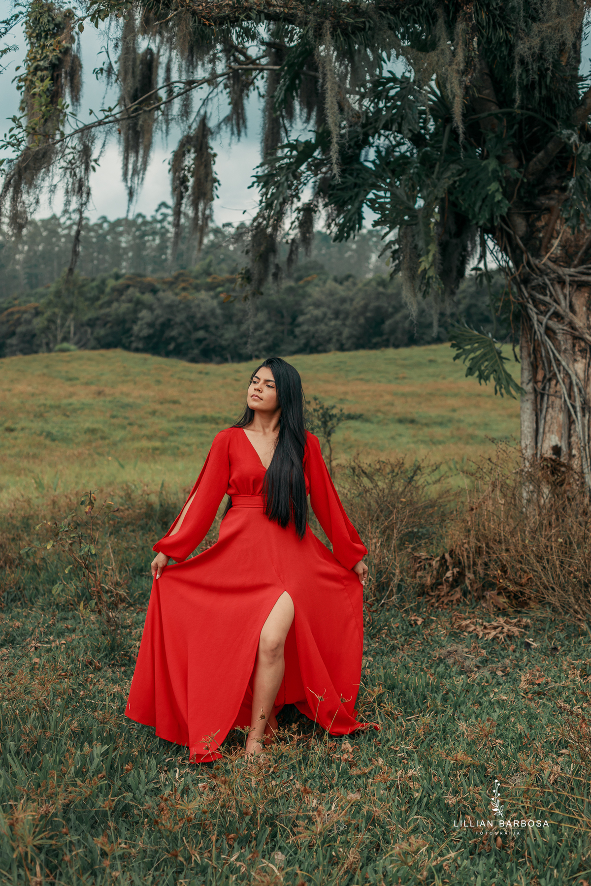ensaio-de-dezoito-anos-na-estrada-com-baloes-croped-bermuda-jeans-vestido-vermelho-no-sitio-vestido-de-brilho-no-mirante-de-lauro-muller-fotografa-de-lauro-muller-fotografa-destaque-do-ano-de-2023- 