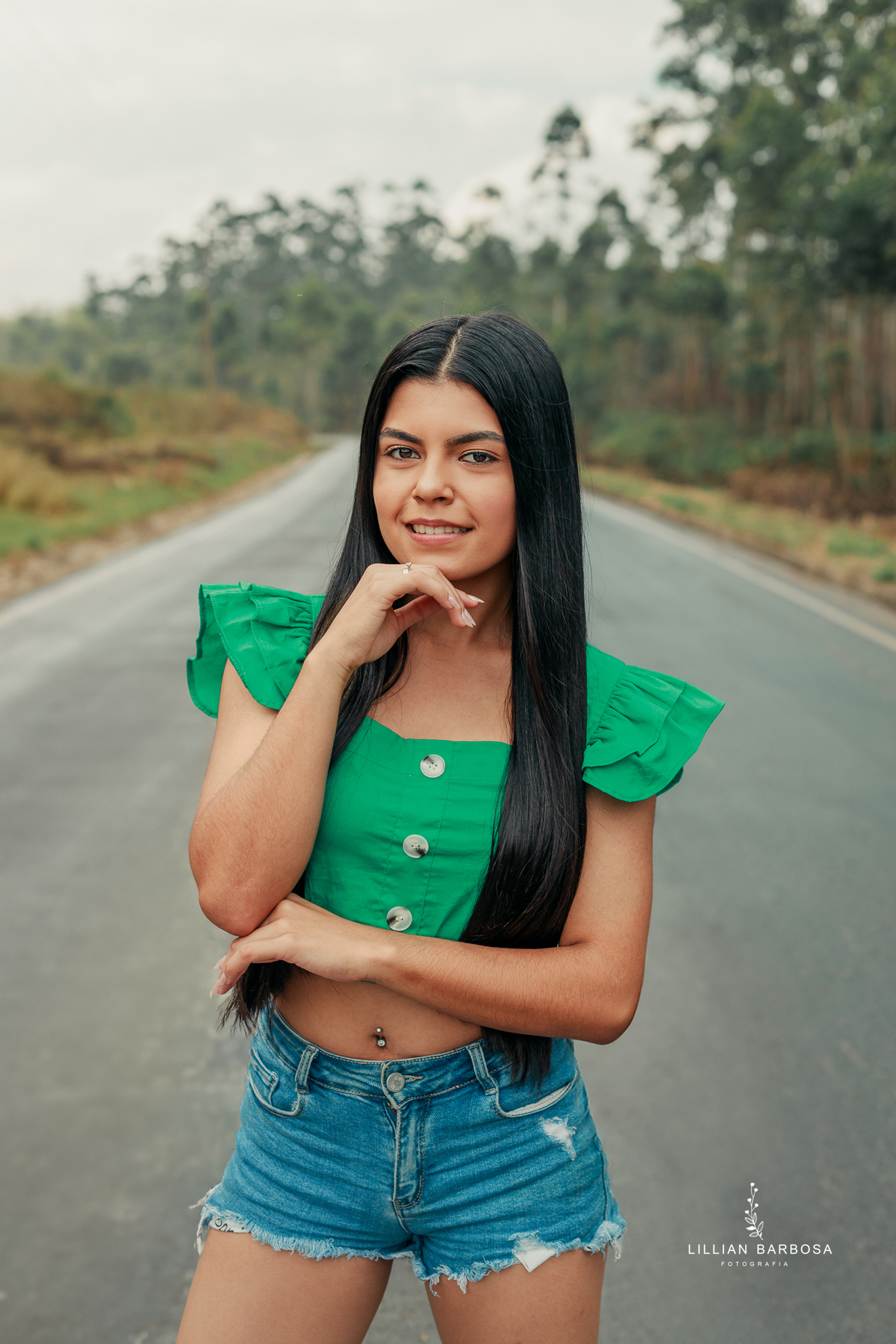 ensaio-de-dezoito-anos-na-estrada-com-baloes-croped-bermuda-jeans-vestido-vermelho-no-sitio-vestido-de-brilho-no-mirante-de-lauro-muller-fotografa-de-lauro-muller-fotografa-destaque-do-ano-de-2023- 