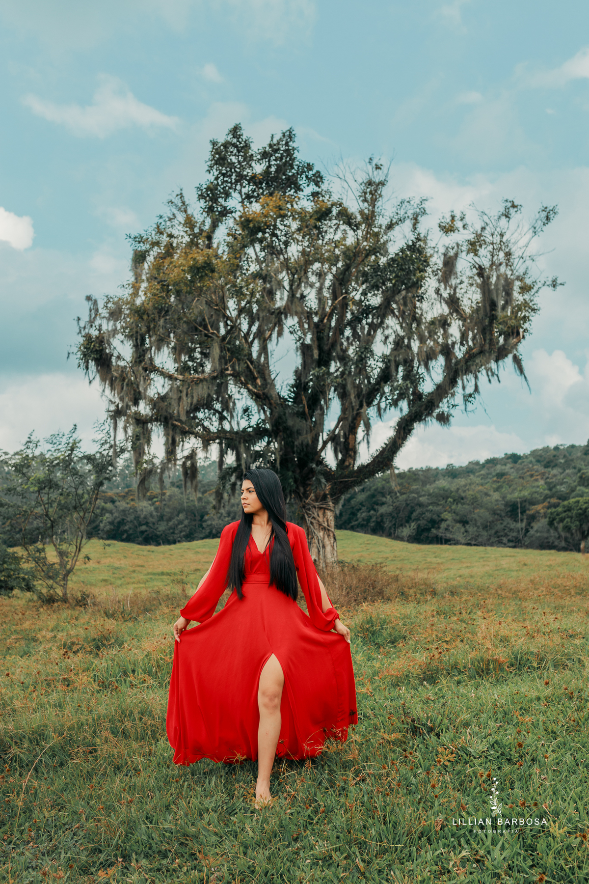 ensaio-de-dezoito-anos-na-estrada-com-baloes-croped-bermuda-jeans-vestido-vermelho-no-sitio-vestido-de-brilho-no-mirante-de-lauro-muller-fotografa-de-lauro-muller-fotografa-destaque-do-ano-de-2023- 