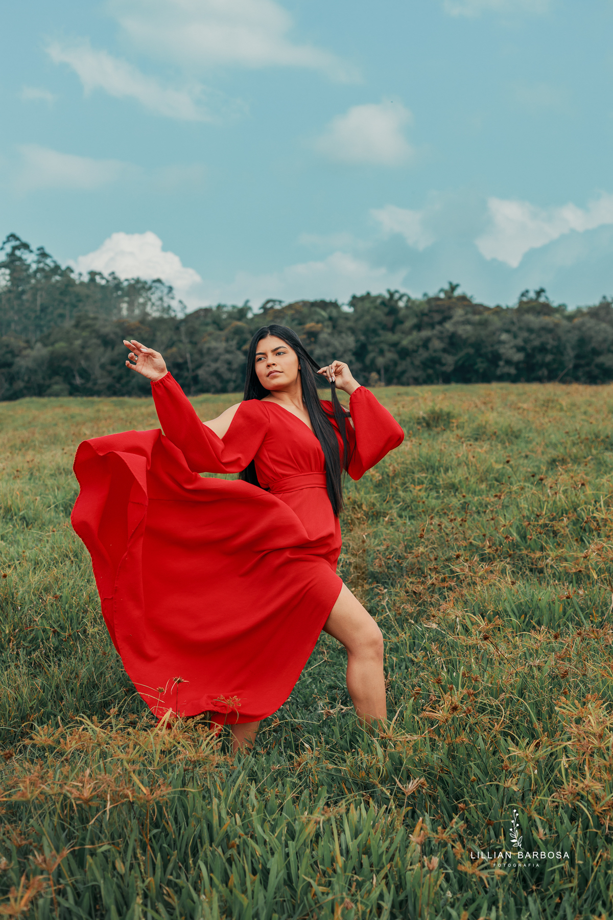 ensaio-de-dezoito-anos-na-estrada-com-baloes-croped-bermuda-jeans-vestido-vermelho-no-sitio-vestido-de-brilho-no-mirante-de-lauro-muller-fotografa-de-lauro-muller-fotografa-destaque-do-ano-de-2023- 