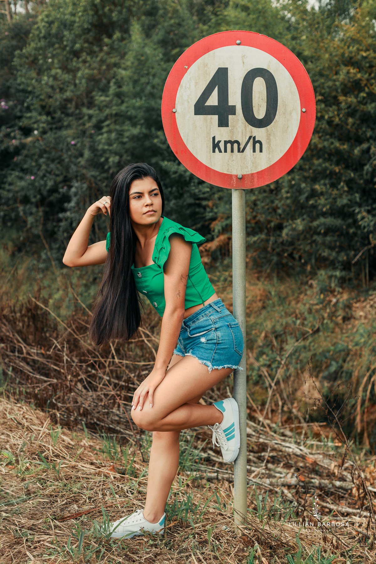 ensaio-de-dezoito-anos-na-estrada-com-baloes-croped-bermuda-jeans-vestido-vermelho-no-sitio-vestido-de-brilho-no-mirante-de-lauro-muller-fotografa-de-lauro-muller-fotografa-destaque-do-ano-de-2023- 