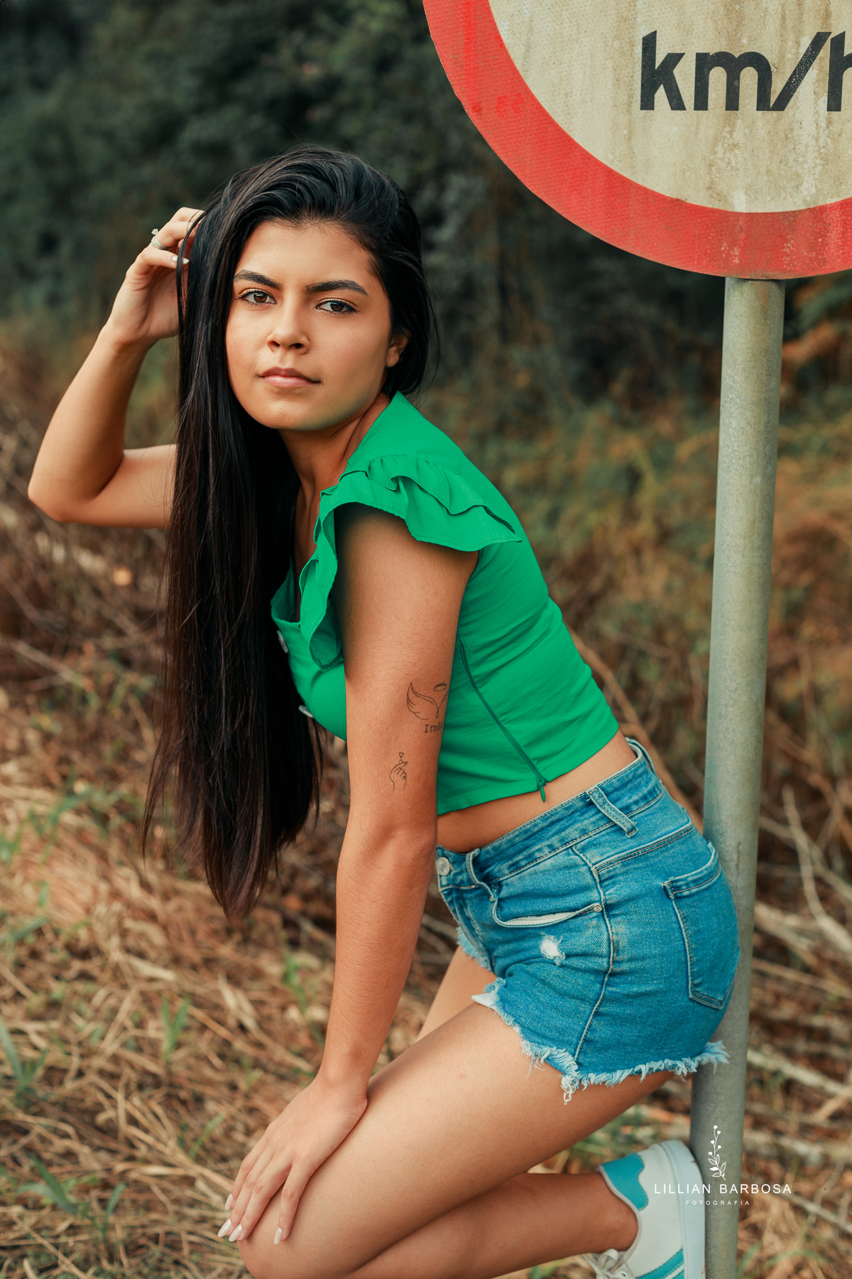 ensaio-de-dezoito-anos-na-estrada-com-baloes-croped-bermuda-jeans-vestido-vermelho-no-sitio-vestido-de-brilho-no-mirante-de-lauro-muller-fotografa-de-lauro-muller-fotografa-destaque-do-ano-de-2023- 