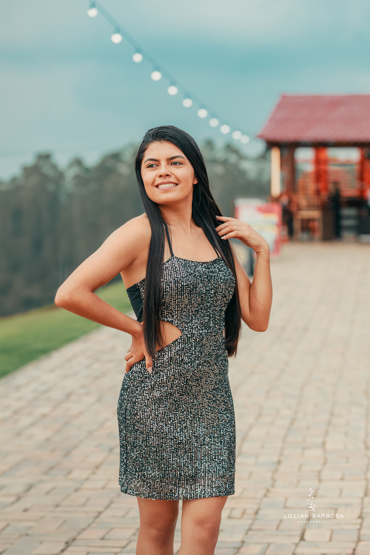 ensaio-de-dezoito-anos-na-estrada-com-baloes-croped-bermuda-jeans-vestido-vermelho-no-sitio-vestido-de-brilho-no-mirante-de-lauro-muller-fotografa-de-lauro-muller-fotografa-destaque-do-ano-de-2023- 