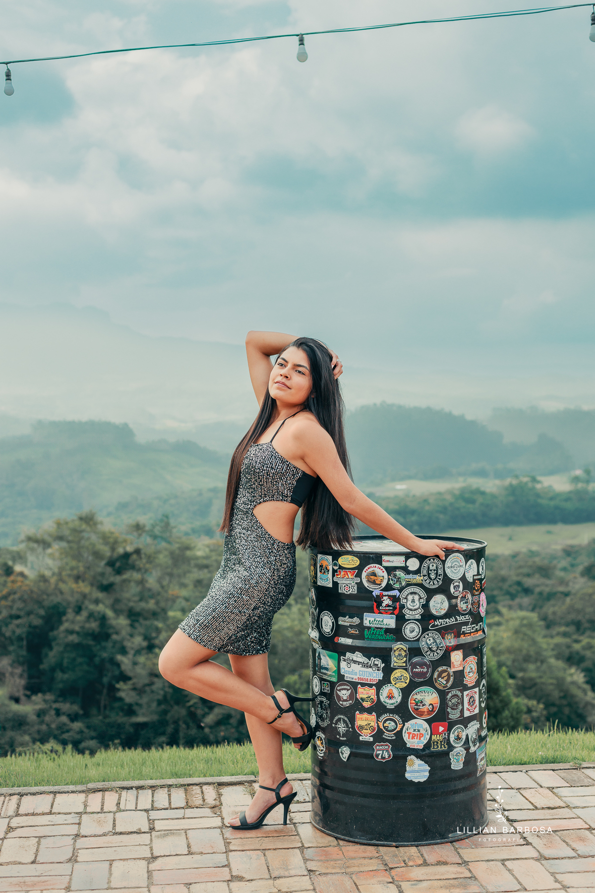 ensaio-de-dezoito-anos-na-estrada-com-baloes-croped-bermuda-jeans-vestido-vermelho-no-sitio-vestido-de-brilho-no-mirante-de-lauro-muller-fotografa-de-lauro-muller-fotografa-destaque-do-ano-de-2023- 