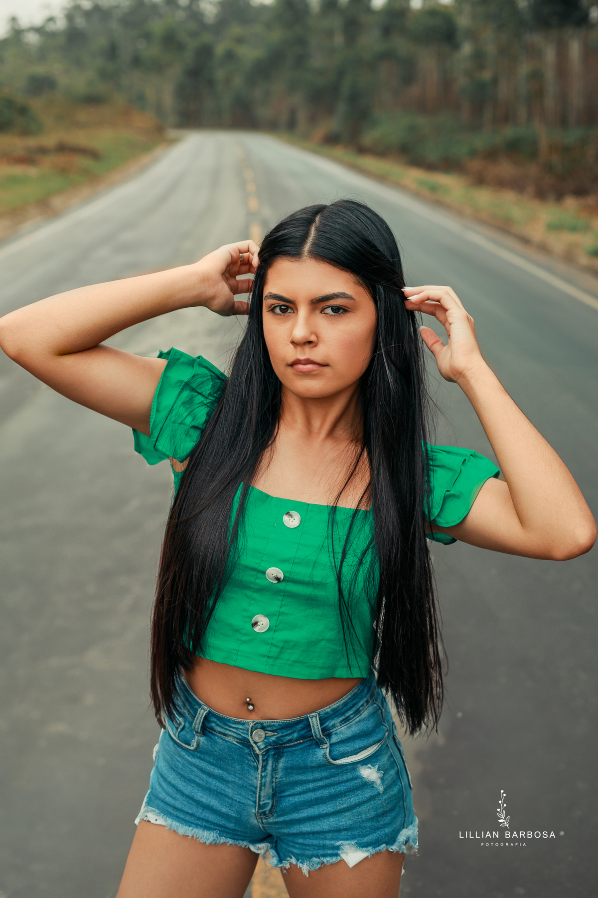 ensaio-de-dezoito-anos-na-estrada-com-baloes-croped-bermuda-jeans-vestido-vermelho-no-sitio-vestido-de-brilho-no-mirante-de-lauro-muller-fotografa-de-lauro-muller-fotografa-destaque-do-ano-de-2023- 