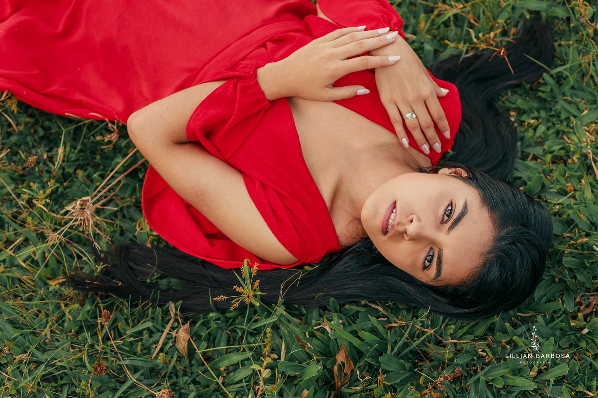 ensaio-de-dezoito-anos-na-estrada-com-baloes-croped-bermuda-jeans-vestido-vermelho-no-sitio-vestido-de-brilho-no-mirante-de-lauro-muller-fotografa-de-lauro-muller-fotografa-destaque-do-ano-de-2023- 