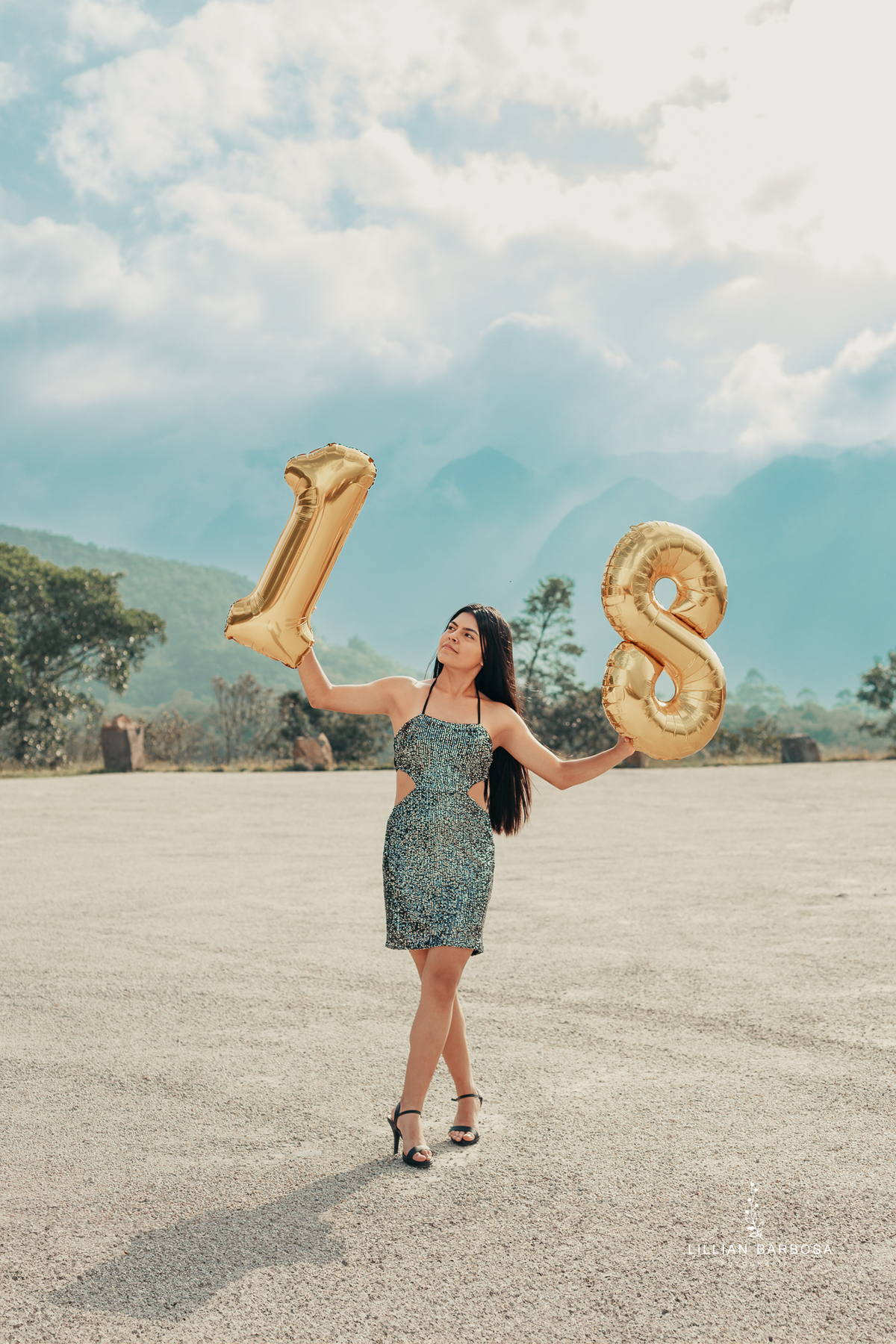 ensaio-de-dezoito-anos-na-estrada-com-baloes-croped-bermuda-jeans-vestido-vermelho-no-sitio-vestido-de-brilho-no-mirante-de-lauro-muller-fotografa-de-lauro-muller-fotografa-destaque-do-ano-de-2023- 