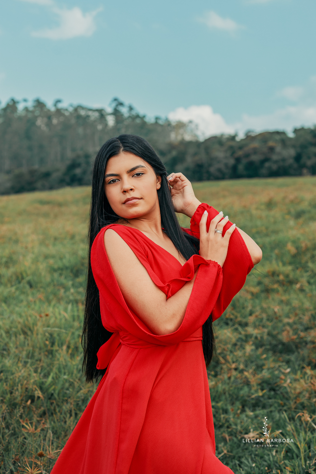 ensaio-de-dezoito-anos-na-estrada-com-baloes-croped-bermuda-jeans-vestido-vermelho-no-sitio-vestido-de-brilho-no-mirante-de-lauro-muller-fotografa-de-lauro-muller-fotografa-destaque-do-ano-de-2023- 