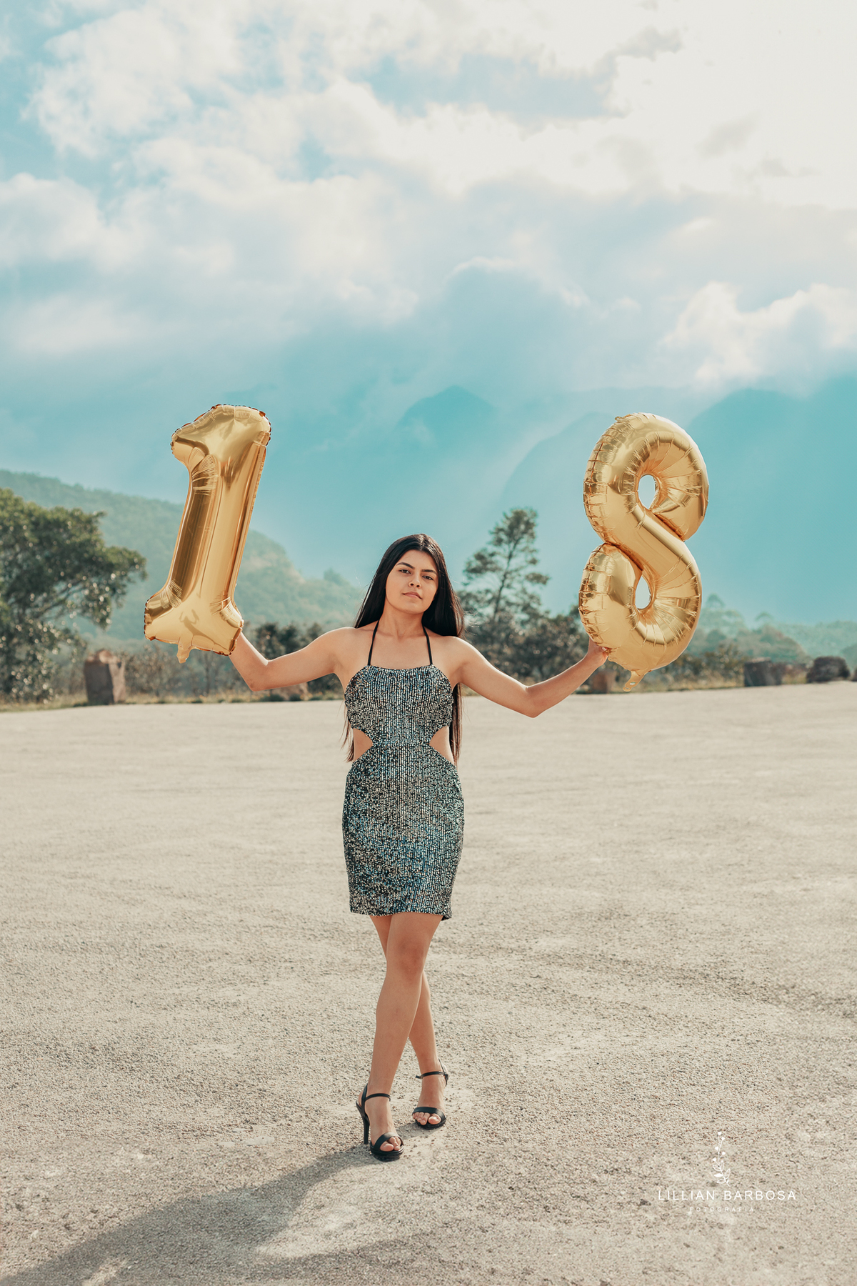 ensaio-de-dezoito-anos-na-estrada-com-baloes-croped-bermuda-jeans-vestido-vermelho-no-sitio-vestido-de-brilho-no-mirante-de-lauro-muller-fotografa-de-lauro-muller-fotografa-destaque-do-ano-de-2023- 