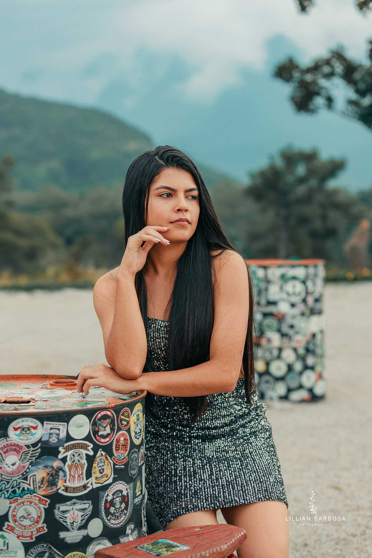 ensaio-de-dezoito-anos-na-estrada-com-baloes-croped-bermuda-jeans-vestido-vermelho-no-sitio-vestido-de-brilho-no-mirante-de-lauro-muller-fotografa-de-lauro-muller-fotografa-destaque-do-ano-de-2023- 