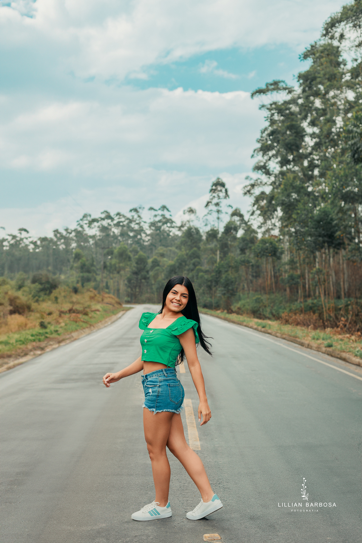 ensaio-de-dezoito-anos-na-estrada-com-baloes-croped-bermuda-jeans-vestido-vermelho-no-sitio-vestido-de-brilho-no-mirante-de-lauro-muller-fotografa-de-lauro-muller-fotografa-destaque-do-ano-de-2023- 