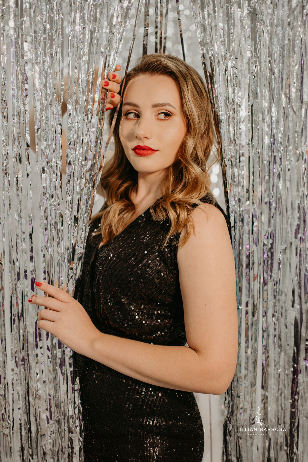 ensaio-pessoal-ensaio-de-trinta-e-dois-anos-ensaio-de-casal-ensaio-de-aniversario-ensaio-no-estudio-da-lillian-barbosa-vestido-de-brilho-baloes-cortina-prata-fotografa-de-lauro-muller-fotogarfa-destaque