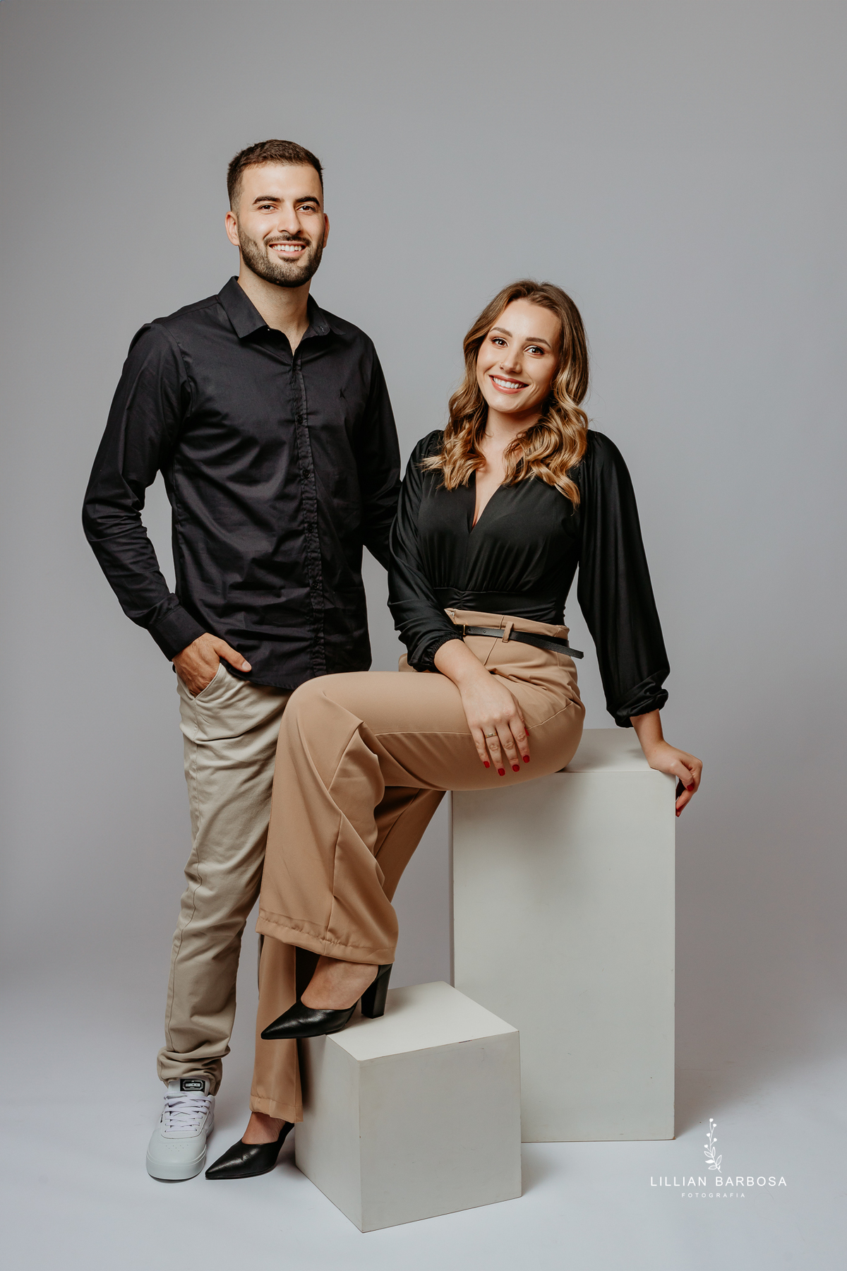 ensaio-pessoal-ensaio-de-trinta-e-dois-anos-ensaio-de-casal-ensaio-de-aniversario-ensaio-no-estudio-da-lillian-barbosa-vestido-de-brilho-baloes-cortina-prata-fotografa-de-lauro-muller-fotogarfa-destaque