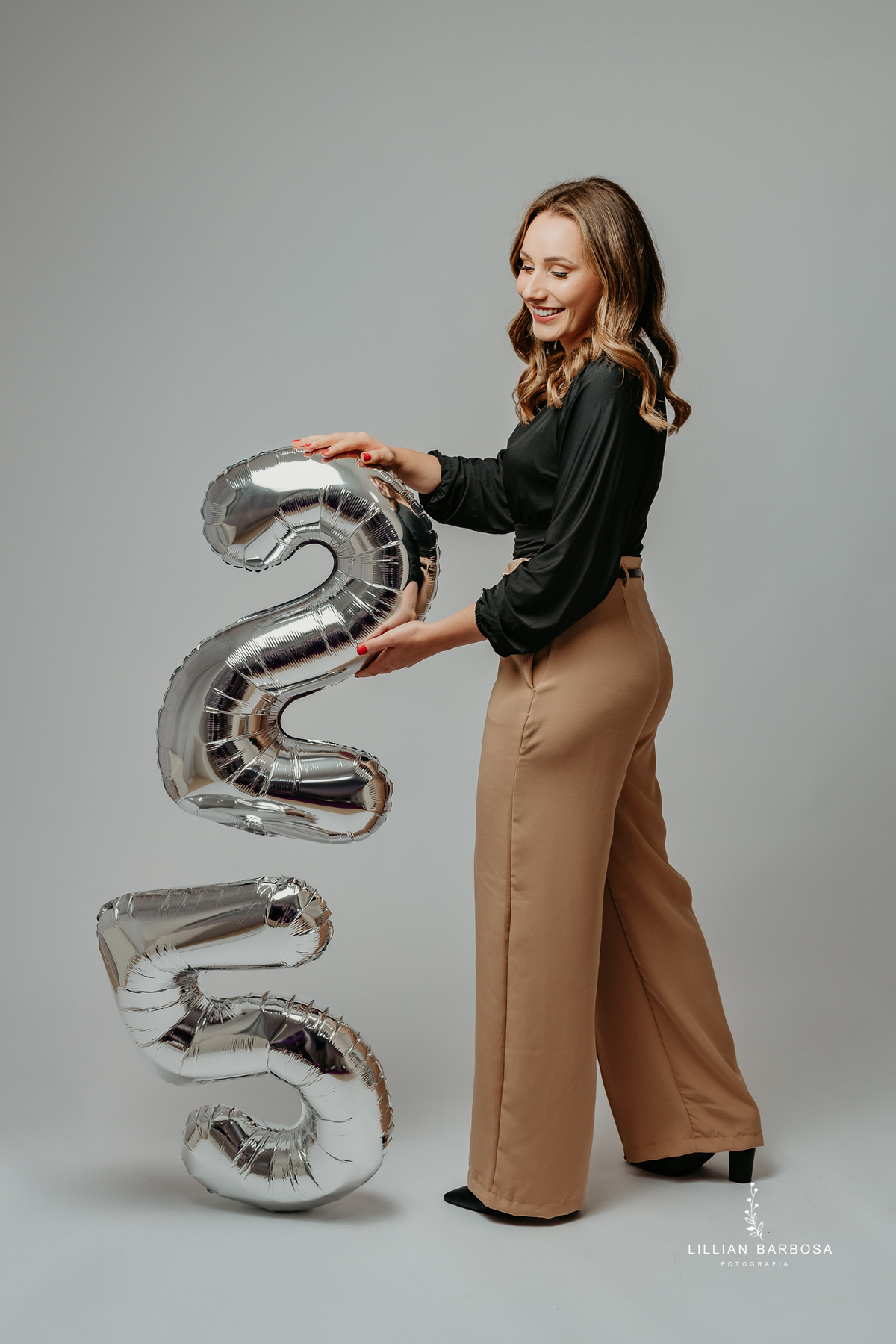 ensaio-pessoal-ensaio-de-trinta-e-dois-anos-ensaio-de-casal-ensaio-de-aniversario-ensaio-no-estudio-da-lillian-barbosa-vestido-de-brilho-baloes-cortina-prata-fotografa-de-lauro-muller-fotogarfa-destaque