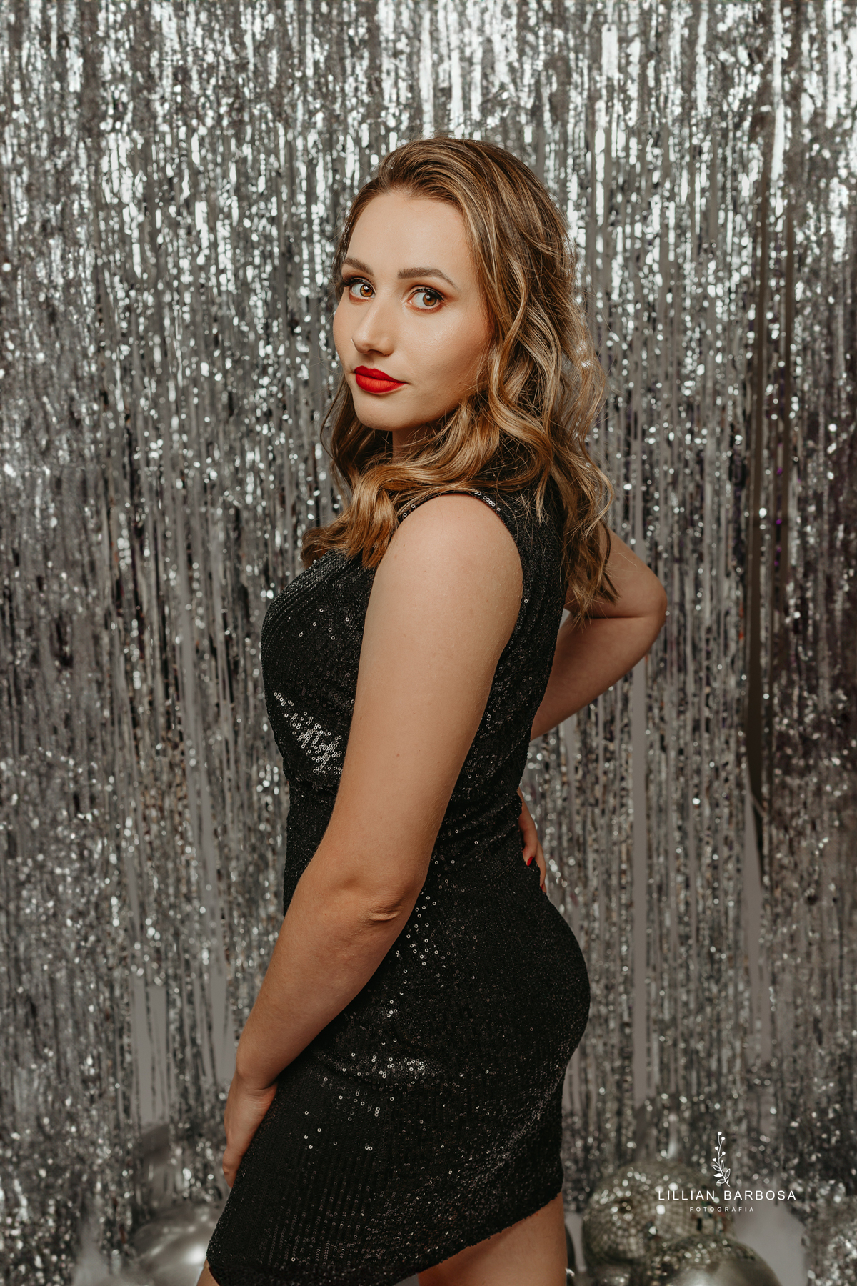 ensaio-pessoal-ensaio-de-trinta-e-dois-anos-ensaio-de-casal-ensaio-de-aniversario-ensaio-no-estudio-da-lillian-barbosa-vestido-de-brilho-baloes-cortina-prata-fotografa-de-lauro-muller-fotogarfa-destaque