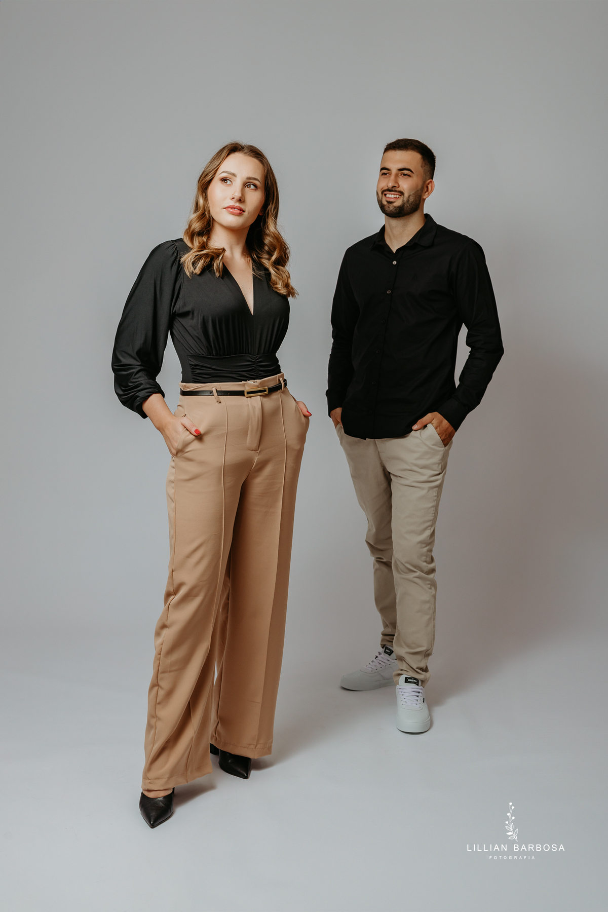 ensaio-pessoal-ensaio-de-trinta-e-dois-anos-ensaio-de-casal-ensaio-de-aniversario-ensaio-no-estudio-da-lillian-barbosa-vestido-de-brilho-baloes-cortina-prata-fotografa-de-lauro-muller-fotogarfa-destaque