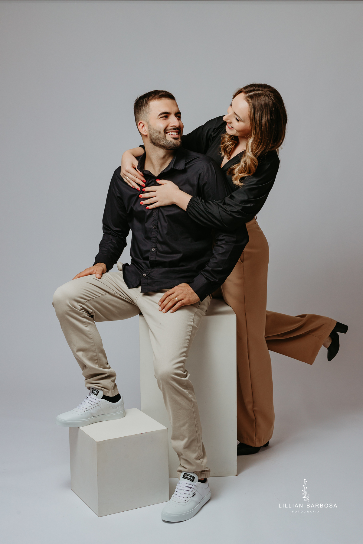 ensaio-pessoal-ensaio-de-trinta-e-dois-anos-ensaio-de-casal-ensaio-de-aniversario-ensaio-no-estudio-da-lillian-barbosa-vestido-de-brilho-baloes-cortina-prata-fotografa-de-lauro-muller-fotogarfa-destaque