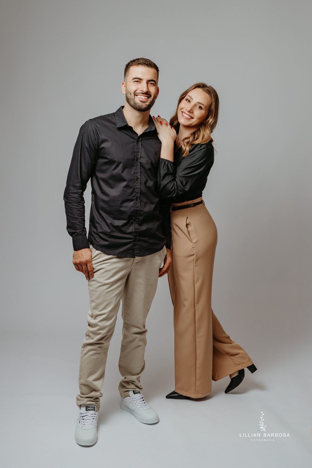 ensaio-pessoal-ensaio-de-trinta-e-dois-anos-ensaio-de-casal-ensaio-de-aniversario-ensaio-no-estudio-da-lillian-barbosa-vestido-de-brilho-baloes-cortina-prata-fotografa-de-lauro-muller-fotogarfa-destaque