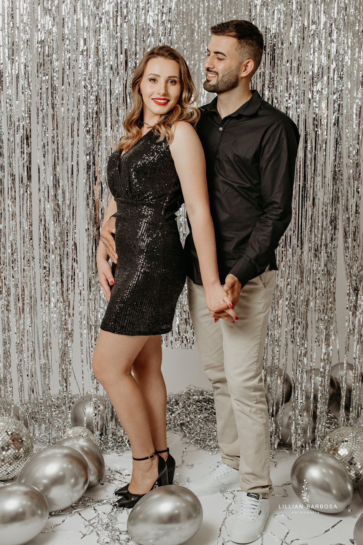 ensaio-pessoal-ensaio-de-trinta-e-dois-anos-ensaio-de-casal-ensaio-de-aniversario-ensaio-no-estudio-da-lillian-barbosa-vestido-de-brilho-baloes-cortina-prata-fotografa-de-lauro-muller-fotogarfa-destaque
