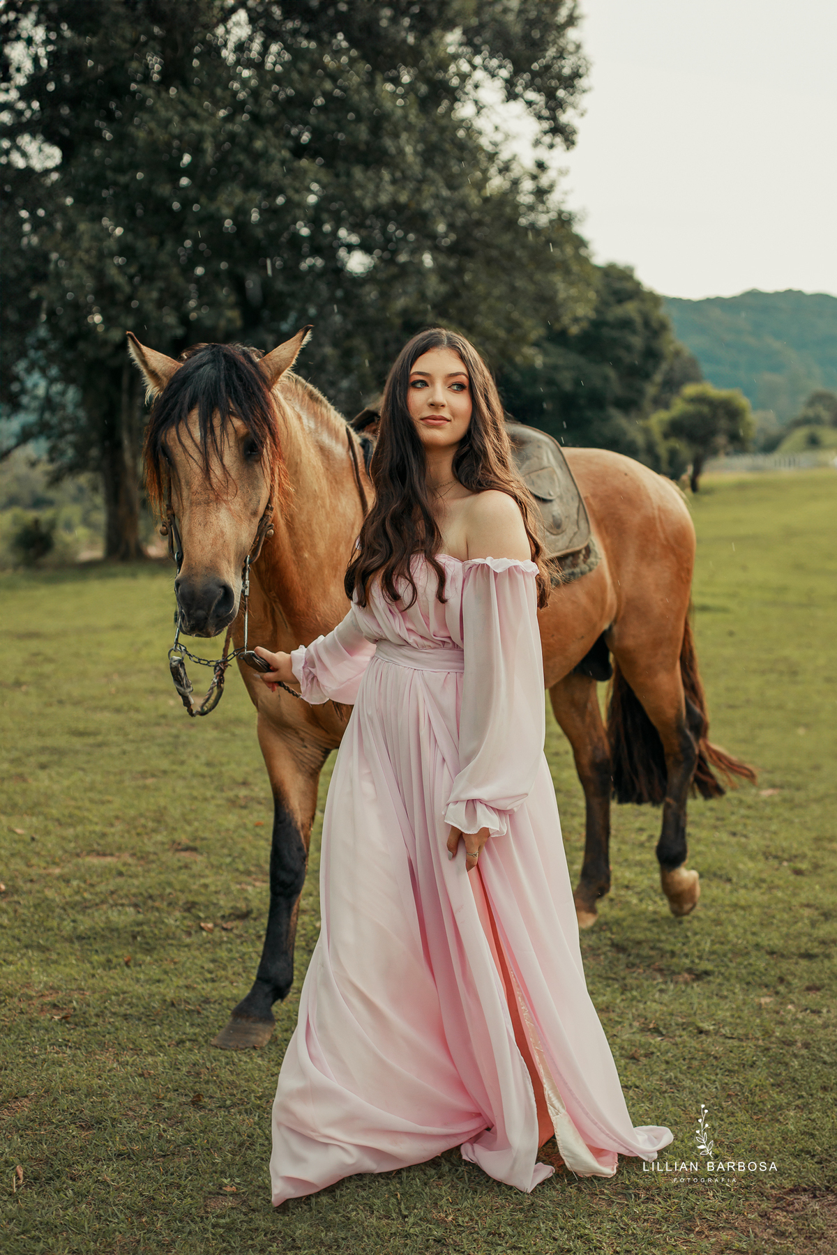 ensaio-de-dezoito-anos-com-cavalo-baloes-vestido-rosa-no-sitio-fotogaraf-de-orleans-fotografa-de-lauro-muller-fotografa-destaque-do-ano-de-2023-