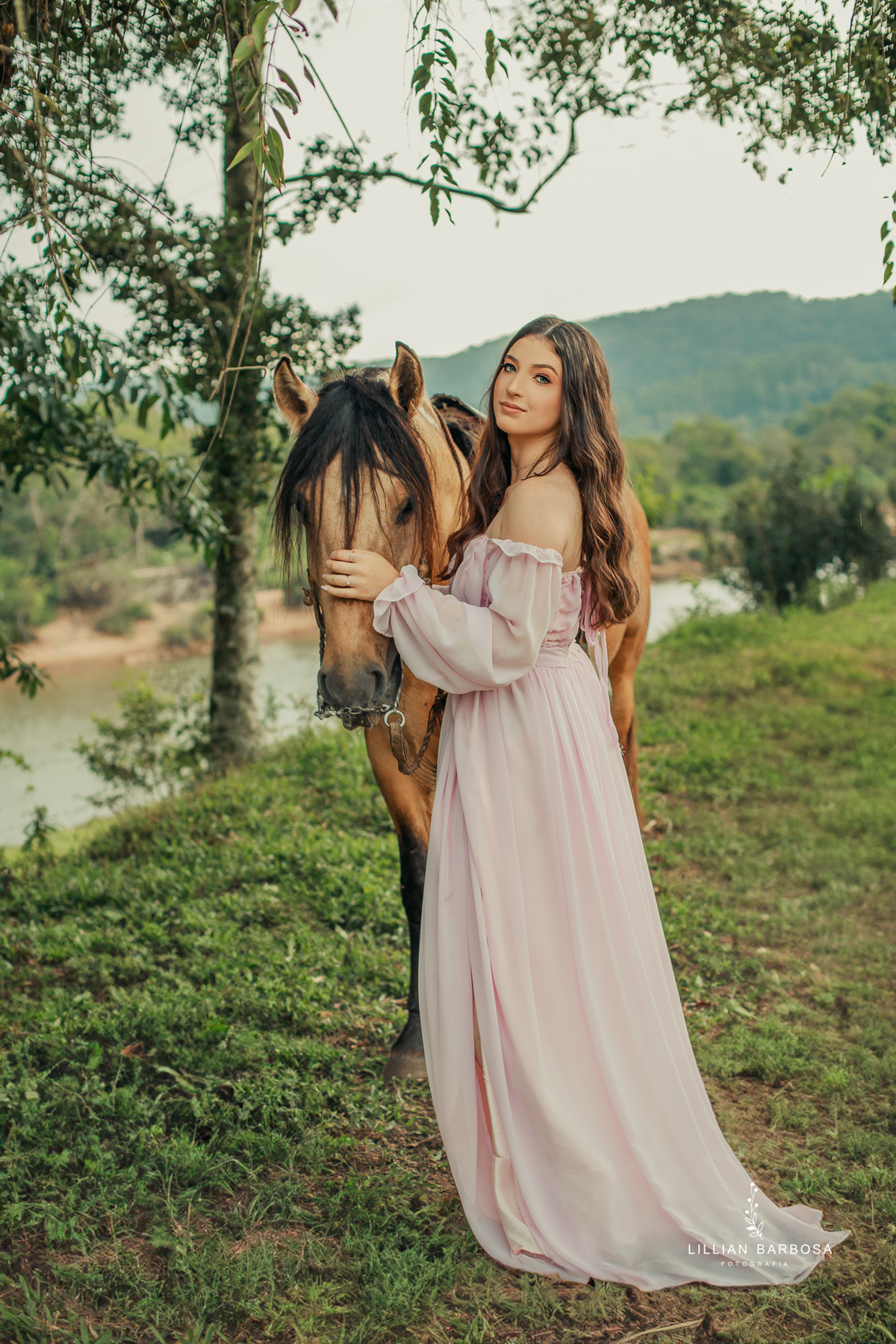 ensaio-de-dezoito-anos-com-cavalo-baloes-vestido-rosa-no-sitio-fotogaraf-de-orleans-fotografa-de-lauro-muller-fotografa-destaque-do-ano-de-2023-