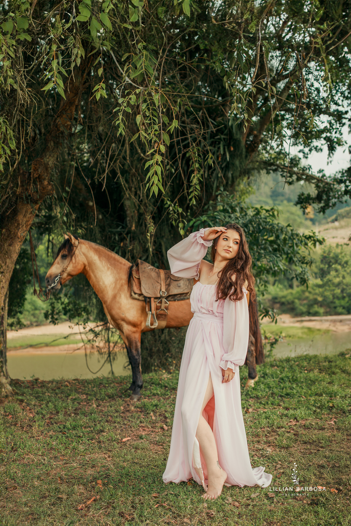 ensaio-de-dezoito-anos-com-cavalo-baloes-vestido-rosa-no-sitio-fotogaraf-de-orleans-fotografa-de-lauro-muller-fotografa-destaque-do-ano-de-2023-