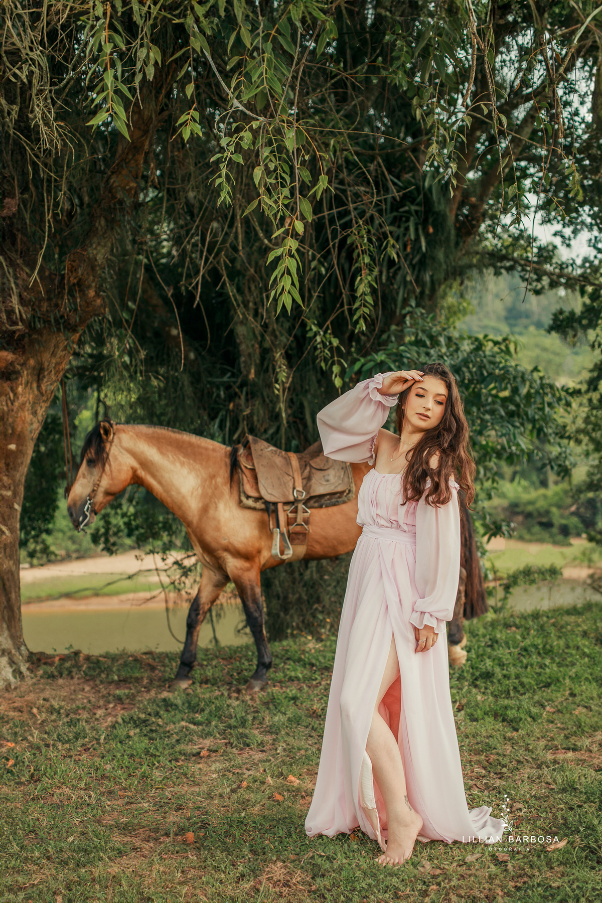 ensaio-de-dezoito-anos-com-cavalo-baloes-vestido-rosa-no-sitio-fotogaraf-de-orleans-fotografa-de-lauro-muller-fotografa-destaque-do-ano-de-2023-