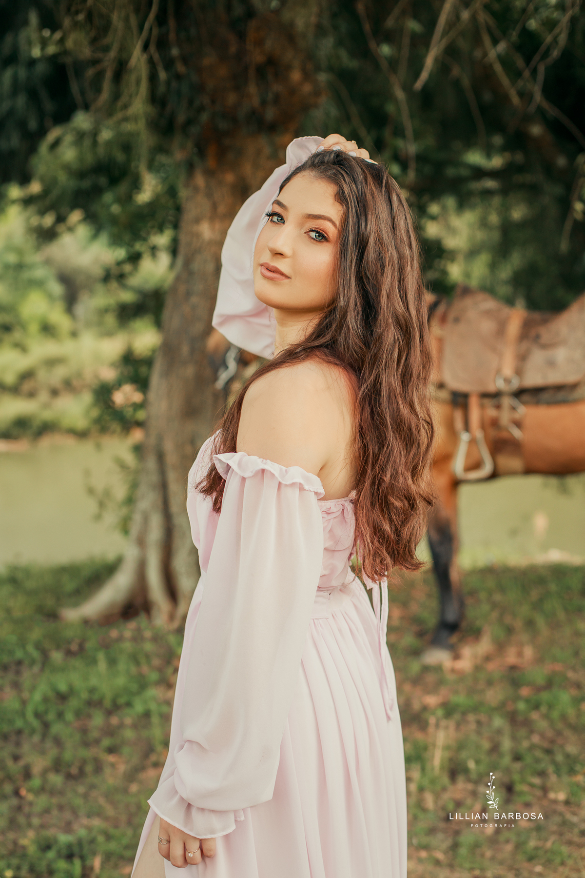 ensaio-de-dezoito-anos-com-cavalo-baloes-vestido-rosa-no-sitio-fotogaraf-de-orleans-fotografa-de-lauro-muller-fotografa-destaque-do-ano-de-2023-