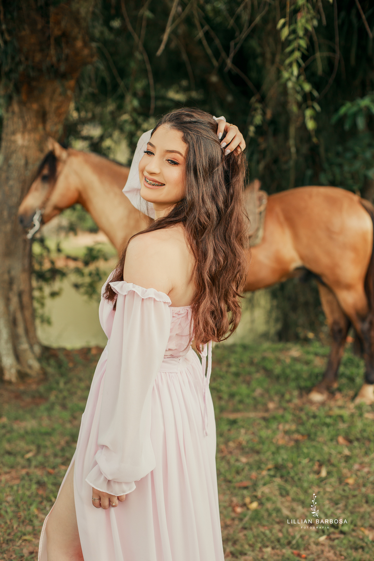 ensaio-de-dezoito-anos-com-cavalo-baloes-vestido-rosa-no-sitio-fotogaraf-de-orleans-fotografa-de-lauro-muller-fotografa-destaque-do-ano-de-2023-