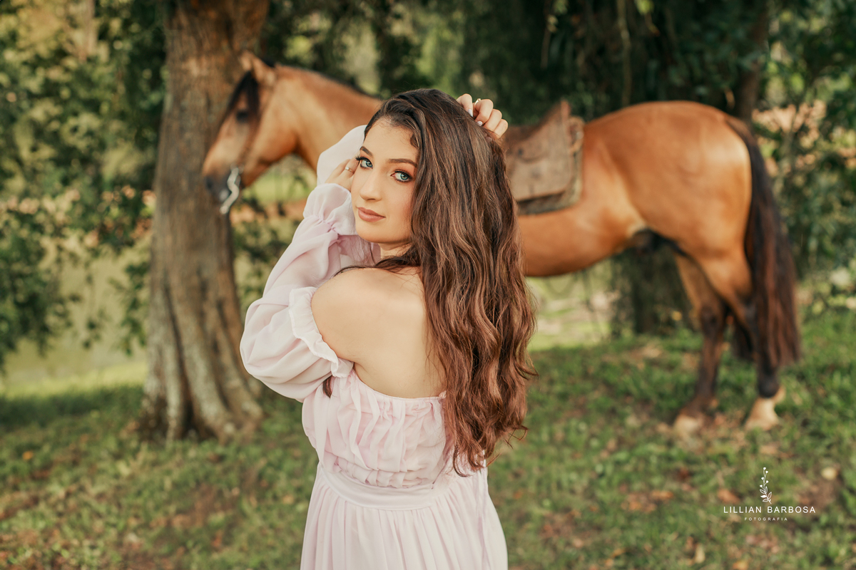 ensaio-de-dezoito-anos-com-cavalo-baloes-vestido-rosa-no-sitio-fotogaraf-de-orleans-fotografa-de-lauro-muller-fotografa-destaque-do-ano-de-2023-